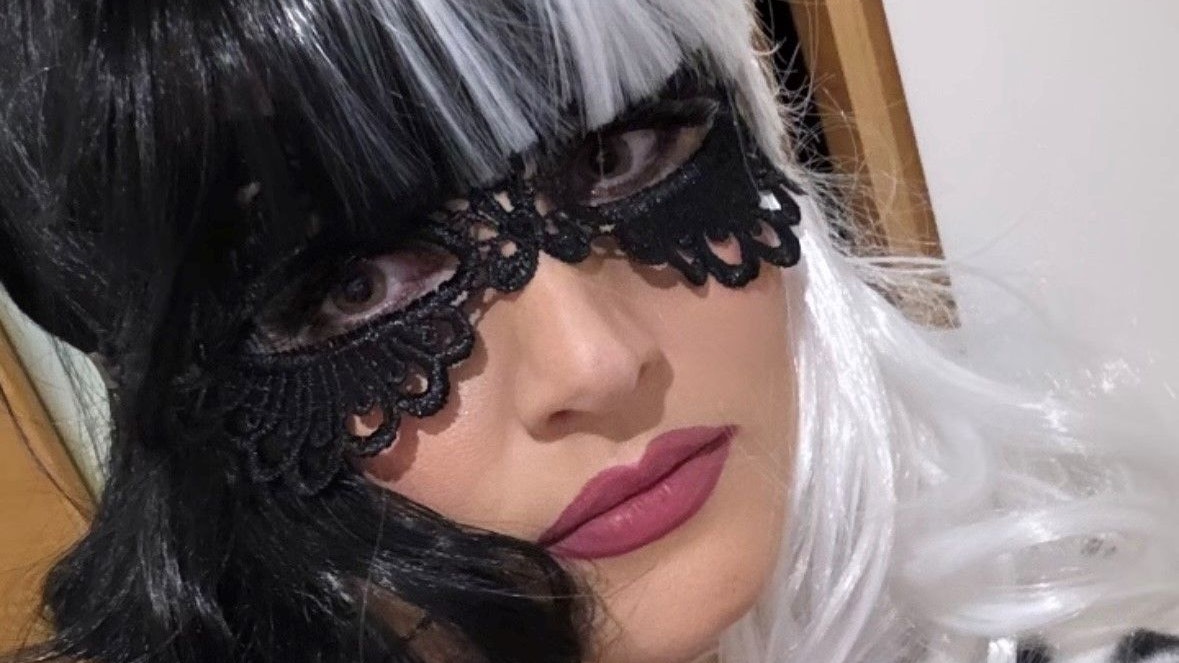 Melissa Naschenweng verkleidete sich als "Cruella De Vil" und mischte sich unter die Gäste eines Faschings-Balls, bei dem ihre Vater auf der Bühne stand.