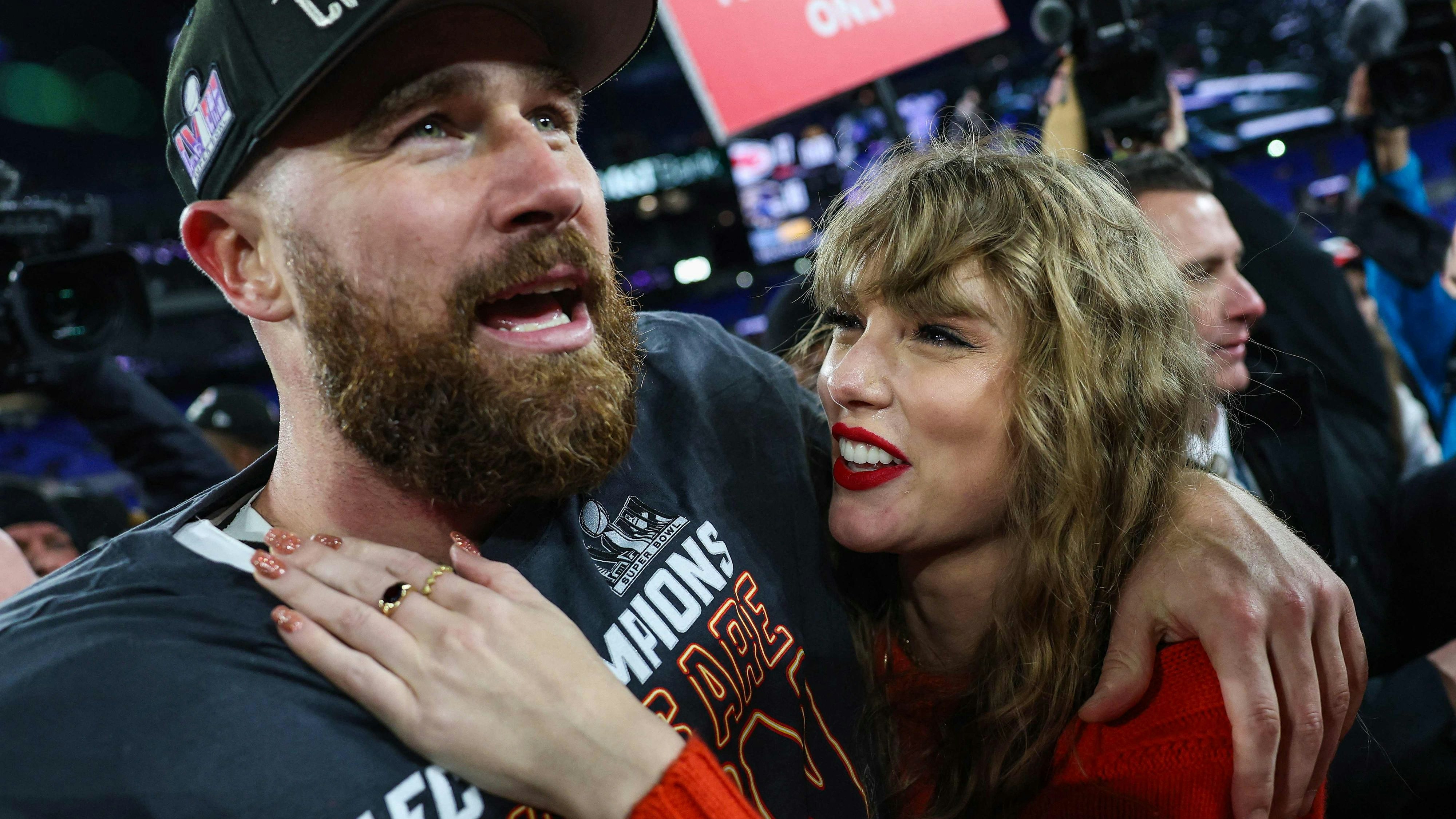Taylor Swift kommt zum Superbowl und unterstützt Travis Kelce.