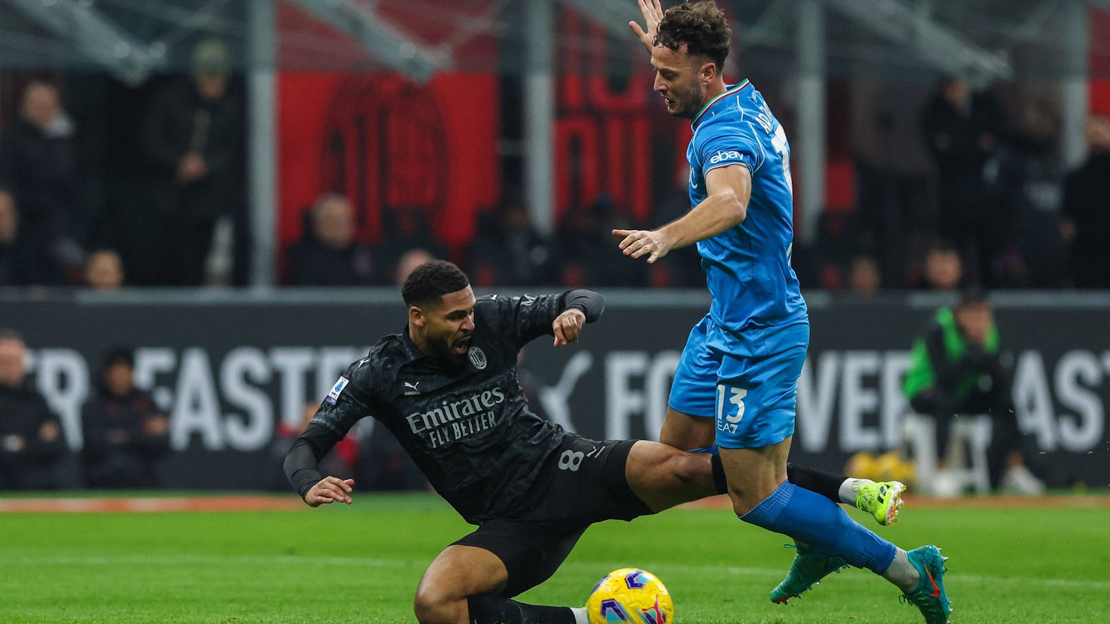Milan bleibt nach Sieg gegen Napoli an der Spitze dran