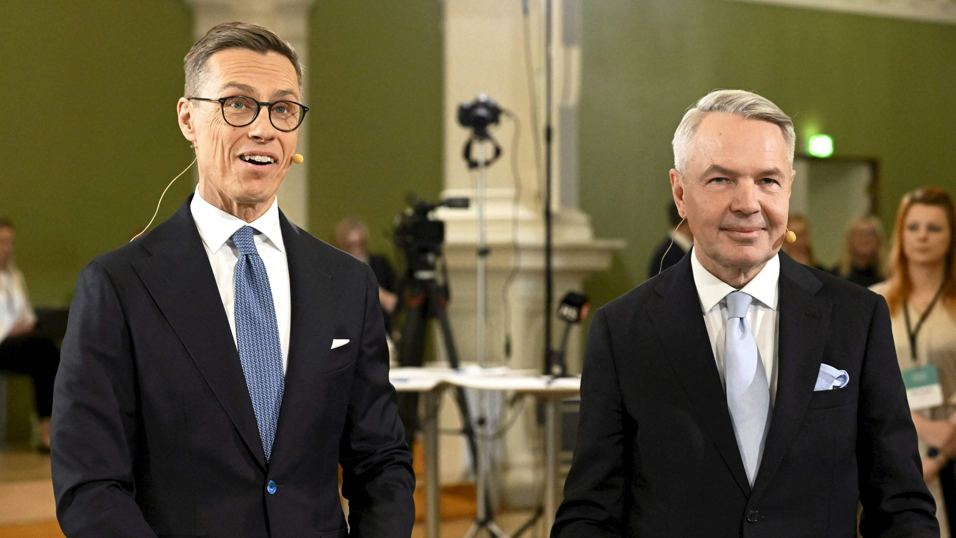 Download von www.picturedesk.com am 11.02.2024 (20:42).  National Coalition Party (NCP) presidential candidate Alexander Stubb (L) and Green Party backed candidate for a nonpartisan constituency association Pekka Haavisto react during an election night event at the Helsinki City Hall in Helsinki, Finland, on February 11, 2024. Finns cast their ballots Sunday in presidential elections with two seasoned politicians facing off for the role that has gained importance in light of the country's NATO membership and rising tensions with neighbouring Russia Some 4.3 million voters are choosing between former conservative prime minister Alexander Stubb and ex-foreign minister Pekka Haavisto, a Green Party MP running as an independent. (Photo by Heikki Saukkomaa / Lehtikuva / AFP) / Finland OUT - 20240211_PD11104 - Rechteinfo: Rights Managed (RM) Nur für redaktionelle Nutzung! Werbliche Nutzung erfordert Freigabe: bitte schicken Sie uns eine Anfrage.
