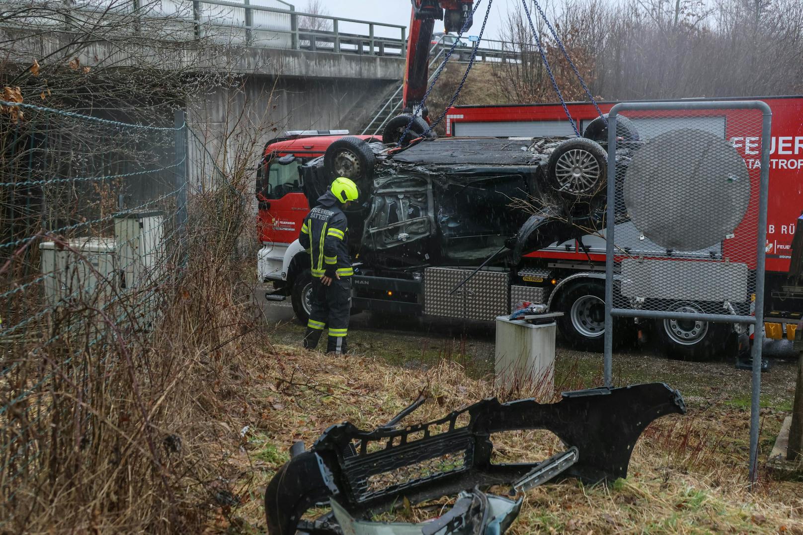 Ein Lenker kam von der Westautobahn ab, der Wagen überschlug sich, landete in einem Gebüsch.