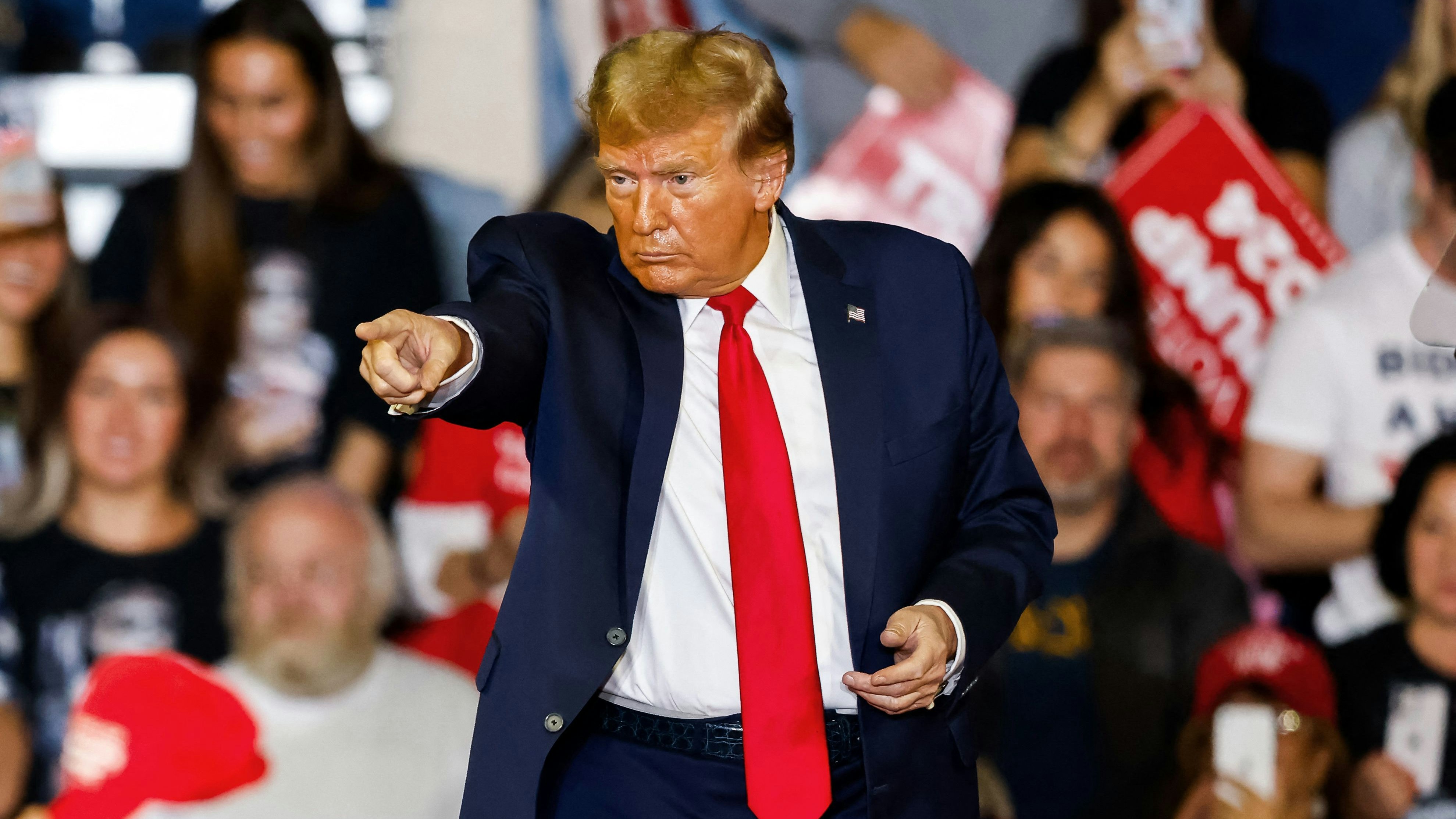 Download von www.picturedesk.com am 11.02.2024 (22:03).  TOPSHOT - Former US President and 2024 presidential hopeful Donald Trump attends a "Get Out the Vote" Rally in Conway, South Carolina, on February 10, 2024. (Photo by Julia Nikhinson / AFP) / ALTERNATE CROP - 20240210_PD24477 - Rechteinfo: Rights Managed (RM) Nur für redaktionelle Nutzung! Werbliche Nutzung erfordert Freigabe: bitte schicken Sie uns eine Anfrage.