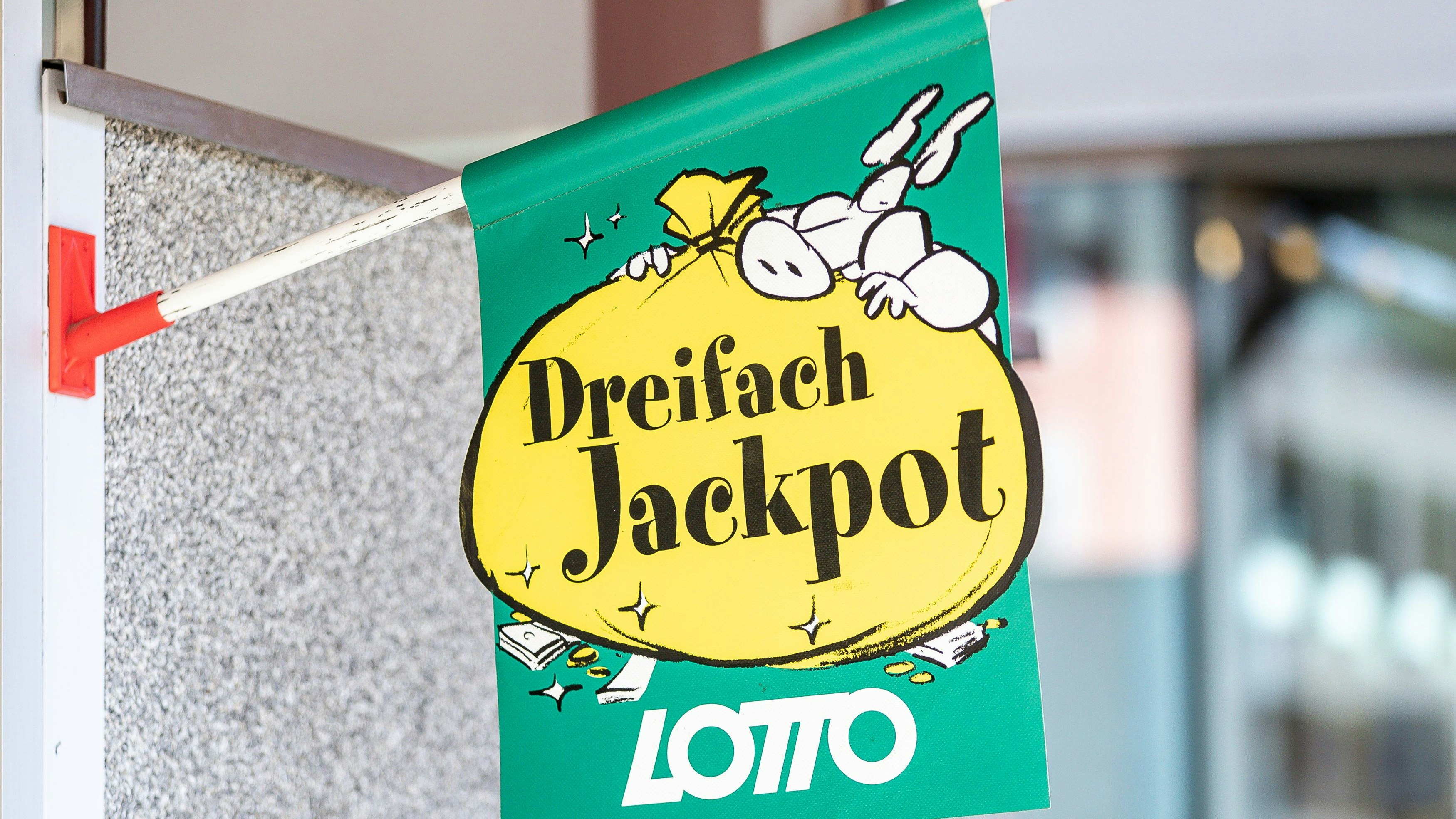 Download von www.picturedesk.com am 11.02.2024 (20:28).  SYMBOLBILD - 3-fach Jackpot, 3er, 3-facher Jackpot, dreifacher Jackpot, Lotto, Lotto ziehung, Glückspiel, Glück, Losspiel, Österreichische Lotterien, Lotterien, Lottoschein, Schicksal, Kiosk, Tabaktrafik, Trafik, getippte Zahlen, Zahlen Tipp, Lotteriemonopol, Gewinn, Gewinne, Gewonnen, gewinnt, Lottospiel, Lottospiels, Jackpot, Hasardspiele, Zufall, Lotto 6er, Lotto-6er, Lotto Sechser, 6er, Sechser, Klassenlotterie, Lotto 6 aus 45, 6 Richtigen, Zahlen, Quoten, Lottoland Österreich, Gewinnabfrage, Gewinnchancen // 3x jackpot, 3s, 3 fold jackpot, triple jackpot, Lotto, lotto draw, gambling, luck, lottery, Austrian lotteries, lotteries, lottery ticket, fate, Kiosk, Tabaktrafik, Traffic, Tabak Traffic, tipped numbers, numbers tip, lottery monopoly, win, winnings, won, wins, lotto game, lotto games, jackpot, hasard games, chance, lotto 6s, lotto 6s, lotto sixes, 6s, sixes, class lottery, lotto 6 out of 45, 6 correct, numbers, odds, lottoland austria, winning, winning chances. EXPA Pictures © 2022, PhotoCredit: EXPA/ Lukas Huter - 20220427_PD12265 - Rechteinfo: Rights Managed (RM)