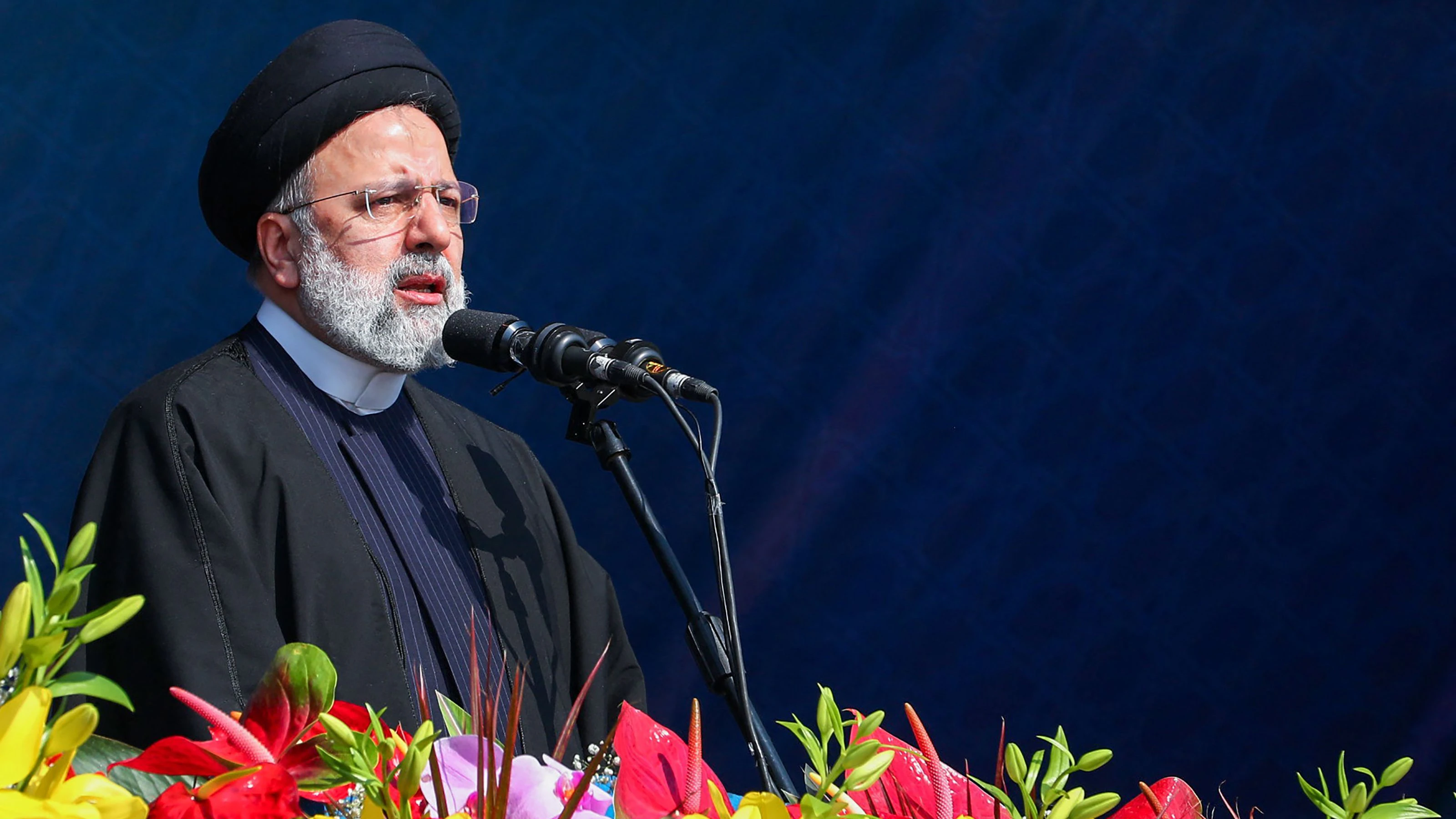 Download von www.picturedesk.com am 11.02.2024 (14:57).  *** SERVICEBILD *** A handout picture provided by the Iranian Presidency on February 11, 2024, shows Iran's President Ebrahim Raisi addressing the crowd in Tehran's Azadi (freedom) square, on the occasion of the 45th anniversary of the Islamic Revolution. Raisi condemned arch foe Israel over the Gaza war and demanded it be expelled from the United Nations. (Photo by Iranian Presidency / AFP) / === RESTRICTED TO EDITORIAL USE - MANDATORY CREDIT "AFP PHOTO / HO / IRANIAN PRESIDENCY" - NO MARKETING NO ADVERTISING CAMPAIGNS - DISTRIBUTED AS A SERVICE TO CLIENTS === - 20240211_PD4605 - Rechteinfo: Servicebild (SB) Bei diesem Bild ist PictureDesk ausschließlich technischer Dienstleister und stellt eine technische Bearbeitungsgebühr in Rechnung. PictureDesk ist weder Urheber noch Rechteinhaber. Die Nutzung liegt in alleiniger Verantwortung des Kunden. Nur für redaktionelle Nutzung! Werbliche Nutzung erfordert Freigabe: bitte schicken Sie uns eine Anfrage.