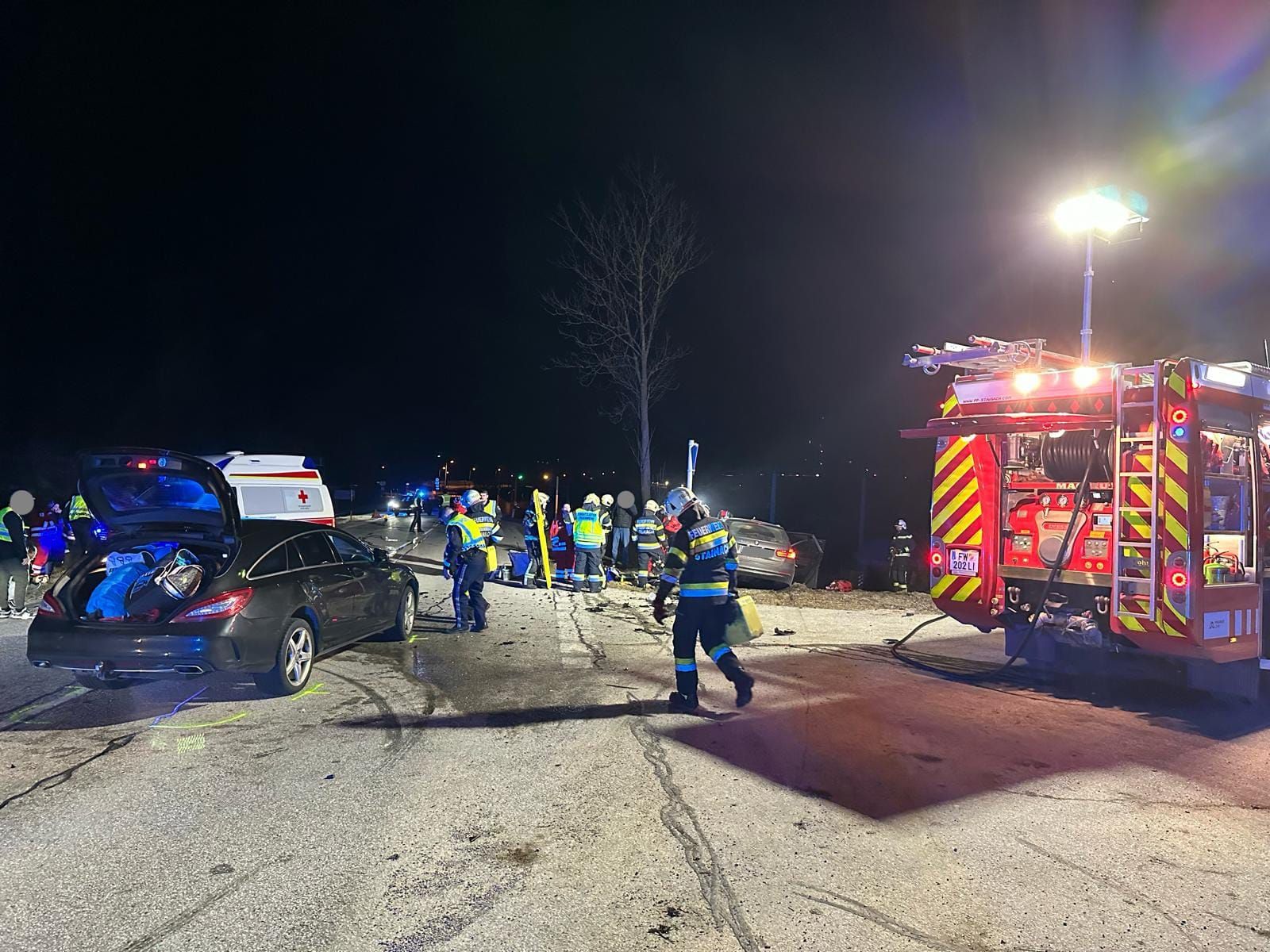 Nach dem Unfall standen sowohl Freiwillige Feuerwehr Stainach, als auch die Polizei und das Rote Kreuz im Einsatz.