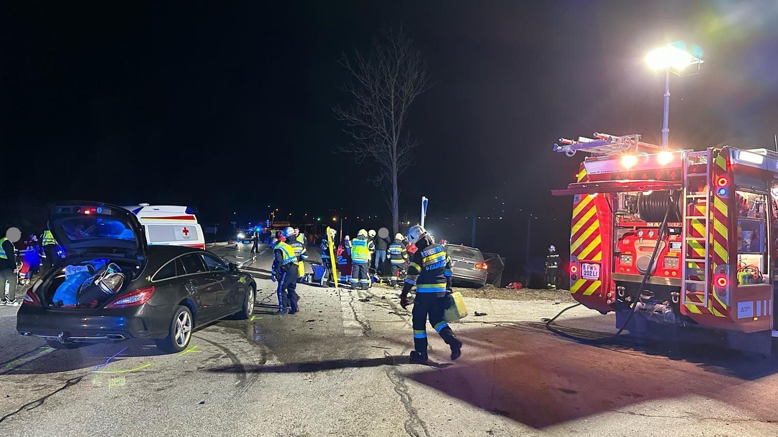 Nach dem Unfall standen sowohl Freiwillige Feuerwehr Stainach, als auch die Polizei und das Rote Kreuz im Einsatz.
