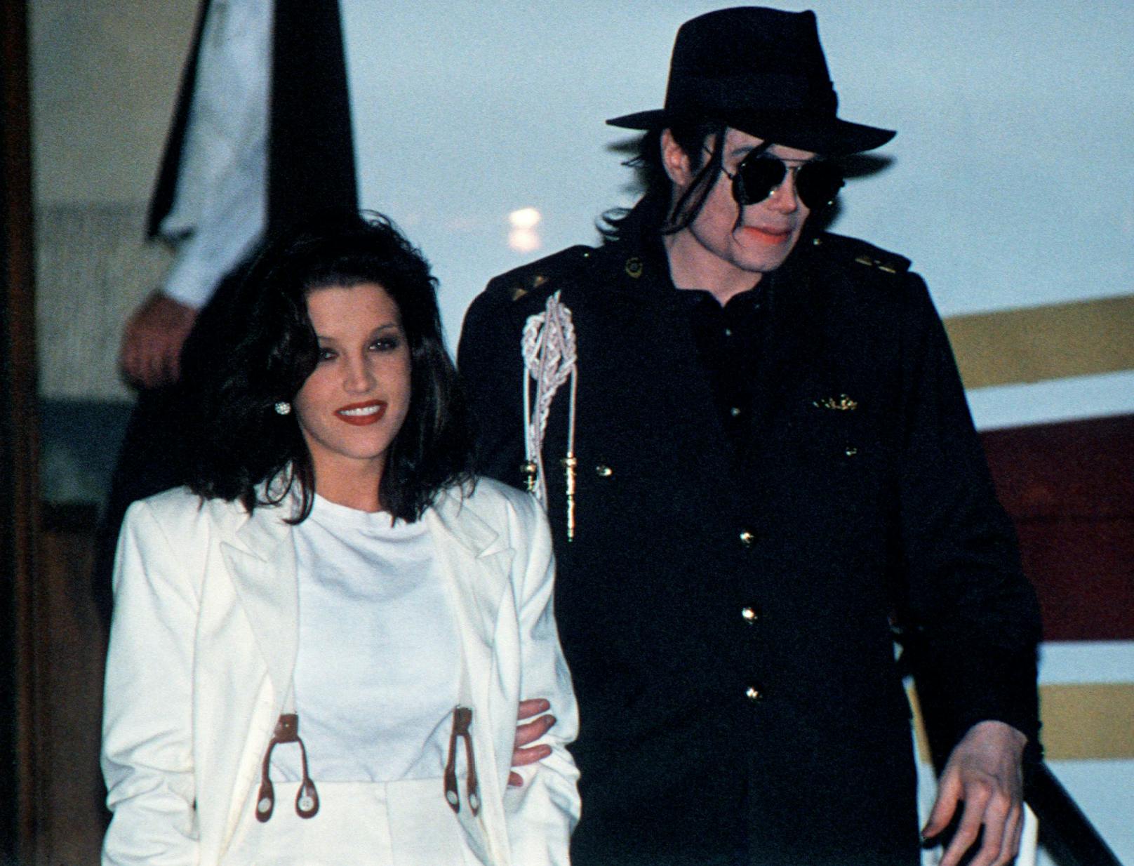 Auch das Privatleben von Michael Jackson wurde stets heiß diskutiert. Michael Jackson war zweimal verheiratet. Seine erste Ehe war mit Lisa Marie Presley, der Tochter von Elvis Presley, von 1994 bis 1996. Die Ehe endete in Scheidung.