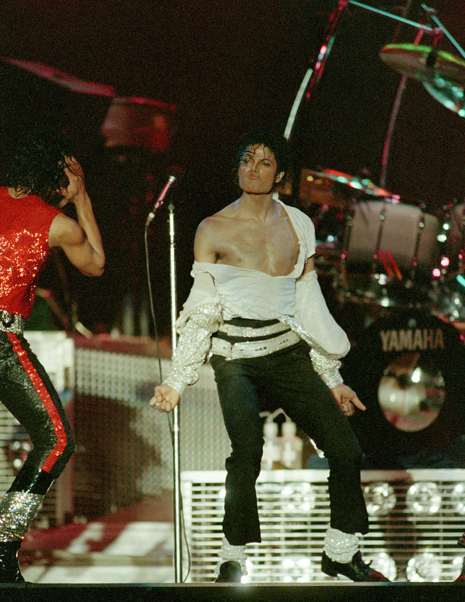 Michael Jackson wurde für seinen einzigartigen Tanzstil, seine innovativen Musikvideos und seine Bühnenpräsenz gefeiert.