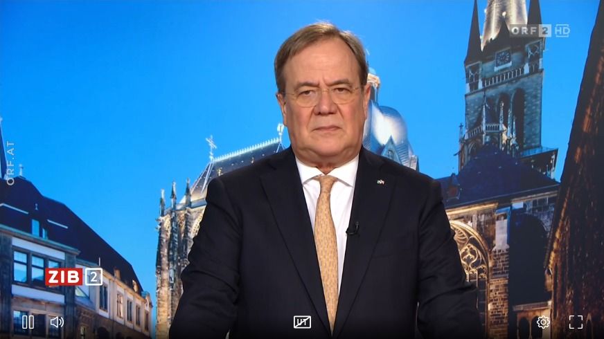 Der ehemalige CDU-Kanzlerkandidat Armin Laschet am späten Sonntagabend in der ORF-