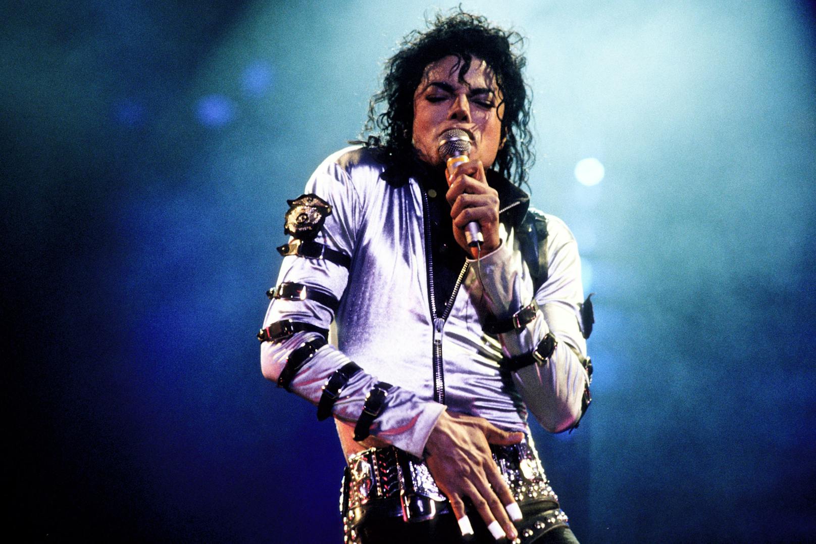 Michael Jackson prägte die Popmusiklandschaft der 1980er und 1990er Jahre und wurde zum meistgefeierten Popkünstler seiner Zeit.