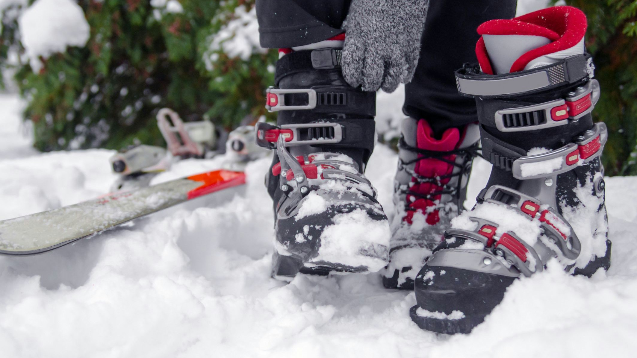 Der Urlauber wird beschuldigt, mit Skischuhen an den Beinen den Pkw gelenkt zu haben. Symbolbild. 