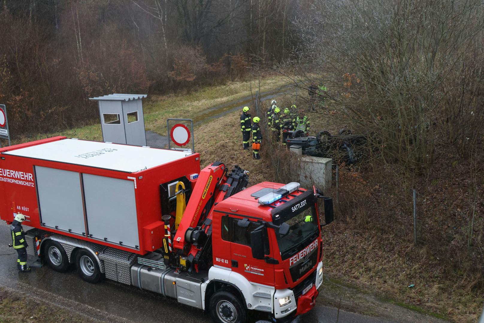 Ein Lenker kam von der Westautobahn ab, der Wagen überschlug sich, landete in einem Gebüsch.