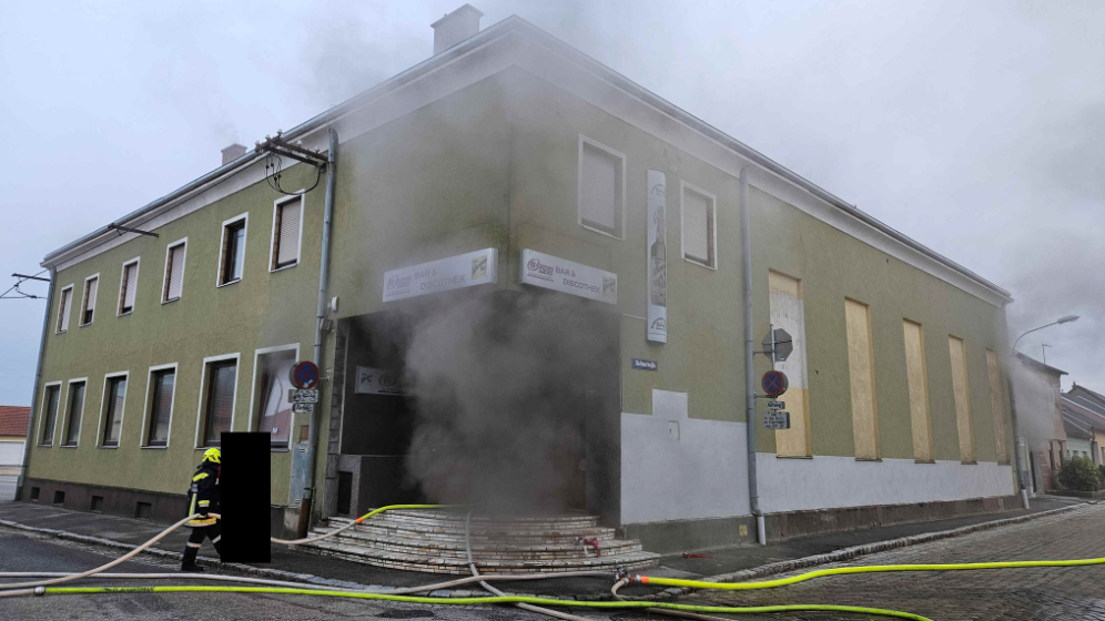 Brand in Disco: Feuerwehr im Einsatz