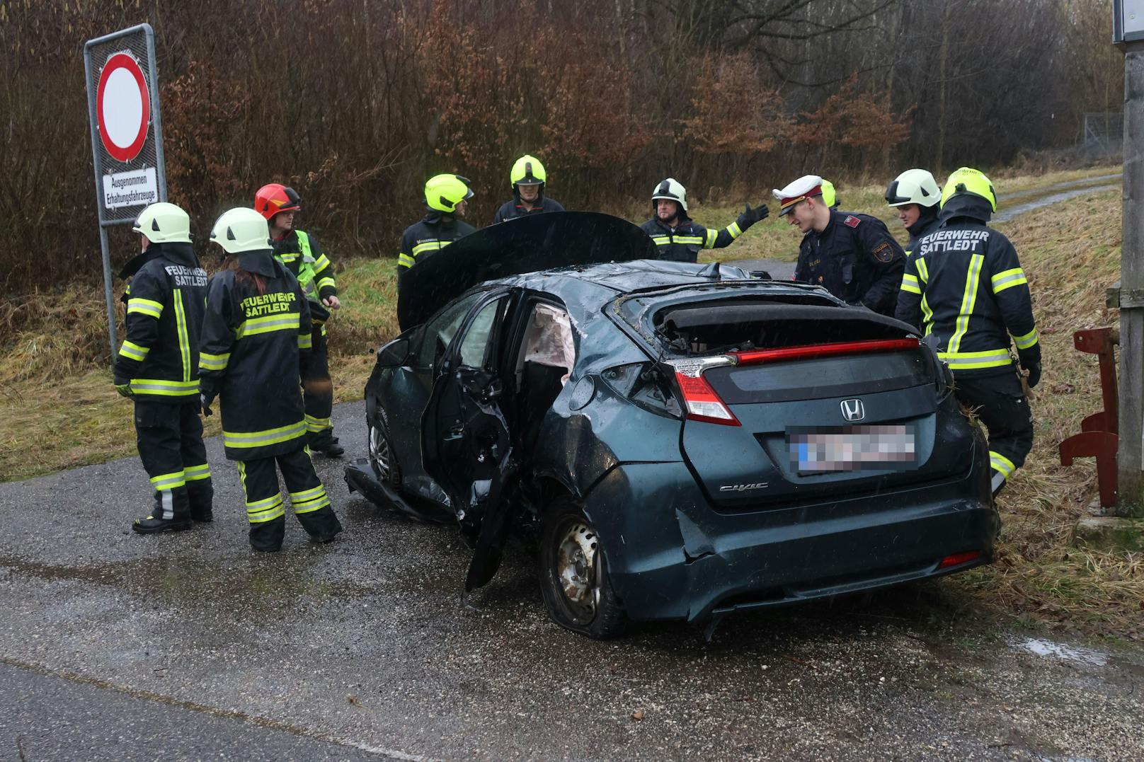 Ein Lenker kam von der Westautobahn ab, der Wagen überschlug sich, landete in einem Gebüsch.