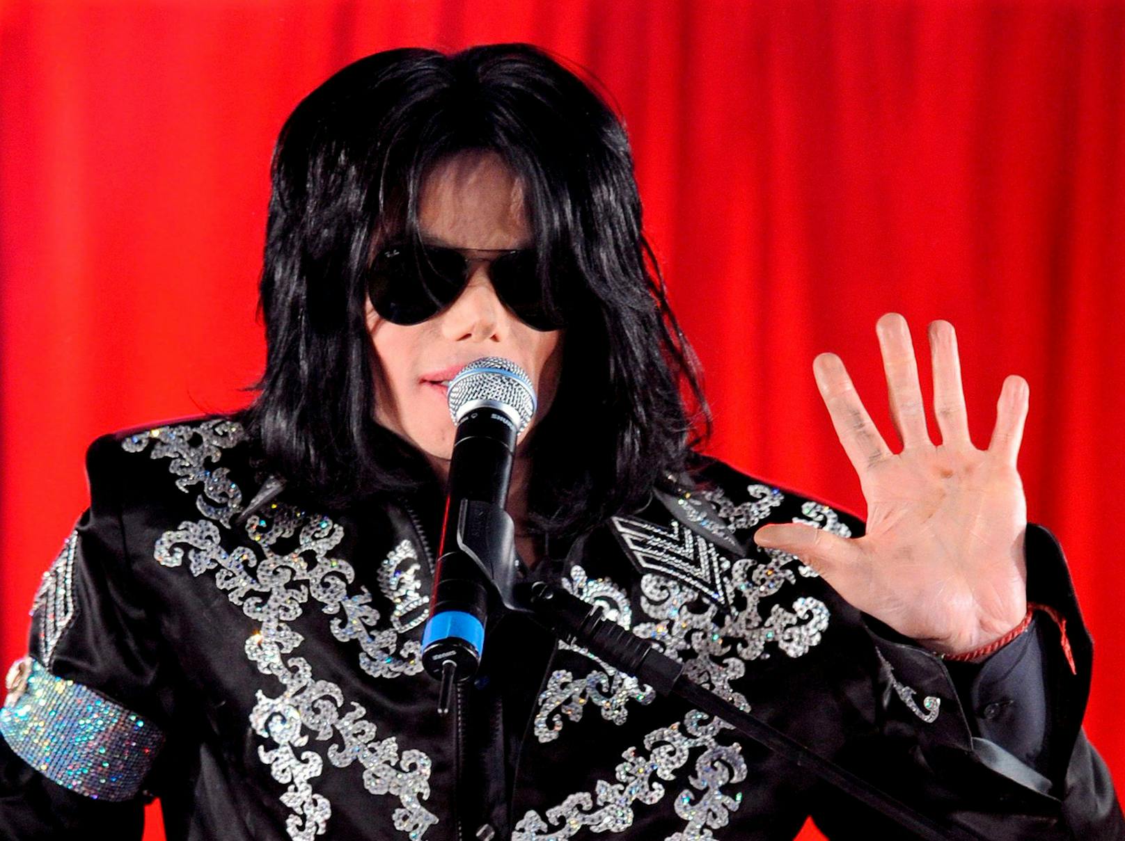 Michael Jackson verstarb am 25. Juni 2009 im Alter von 50 Jahren an einer akuten Vergiftung durch das Narkotikum Propofol in Verbindung mit anderen verschreibungspflichtigen Medikamenten.