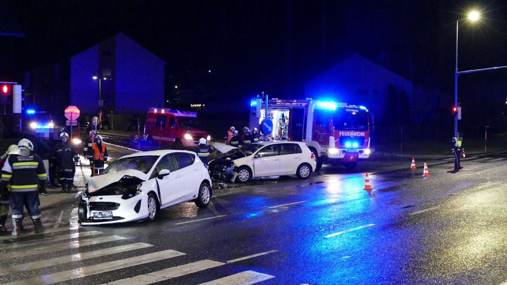 Im Kreuzungsbereich stießen zwei Pkw zusammen.