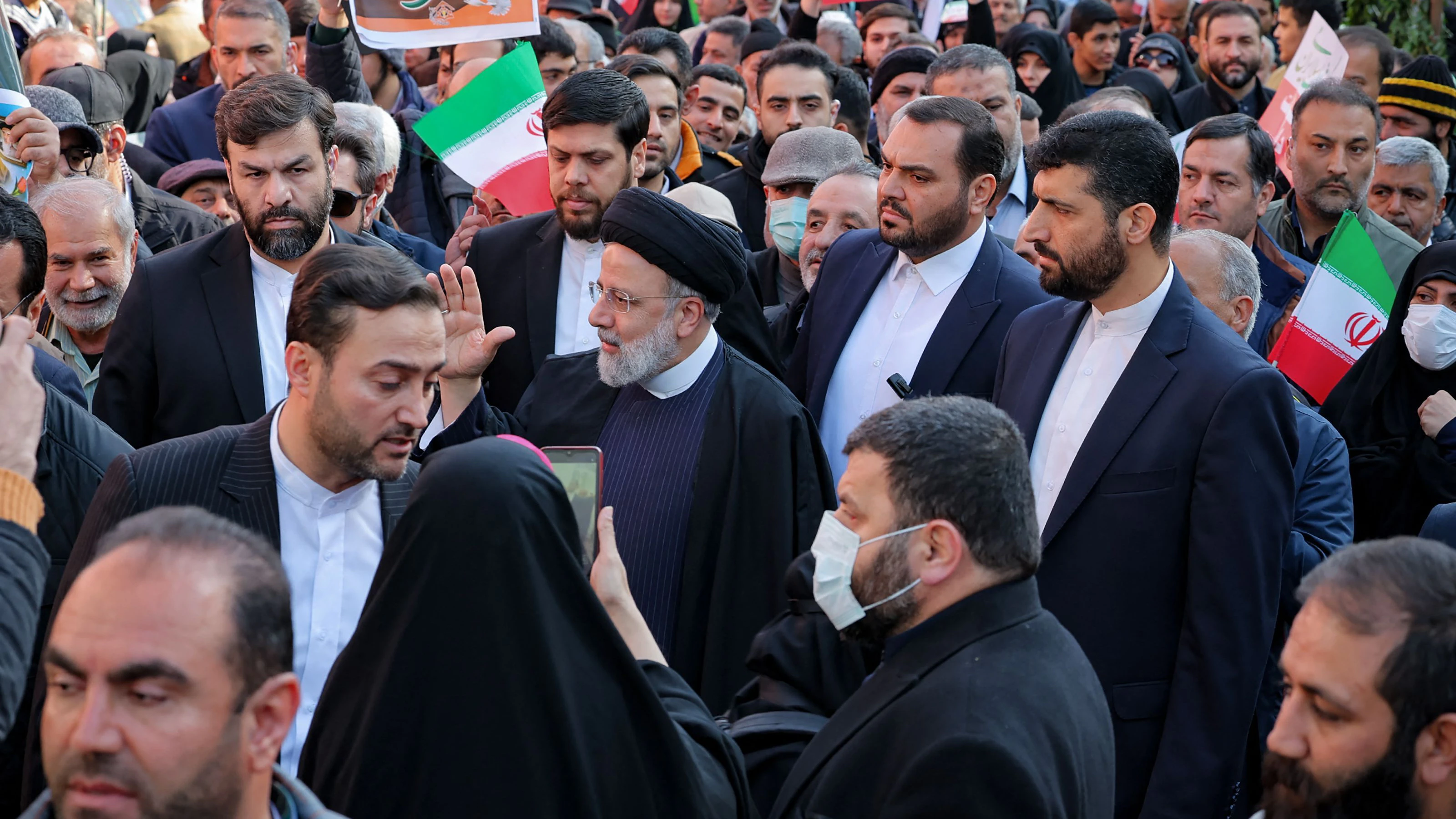 Am 45. Jahrestag der Islamischen Revolution sprach Präsident Raisi in Teheran vor tausenden Menschen.