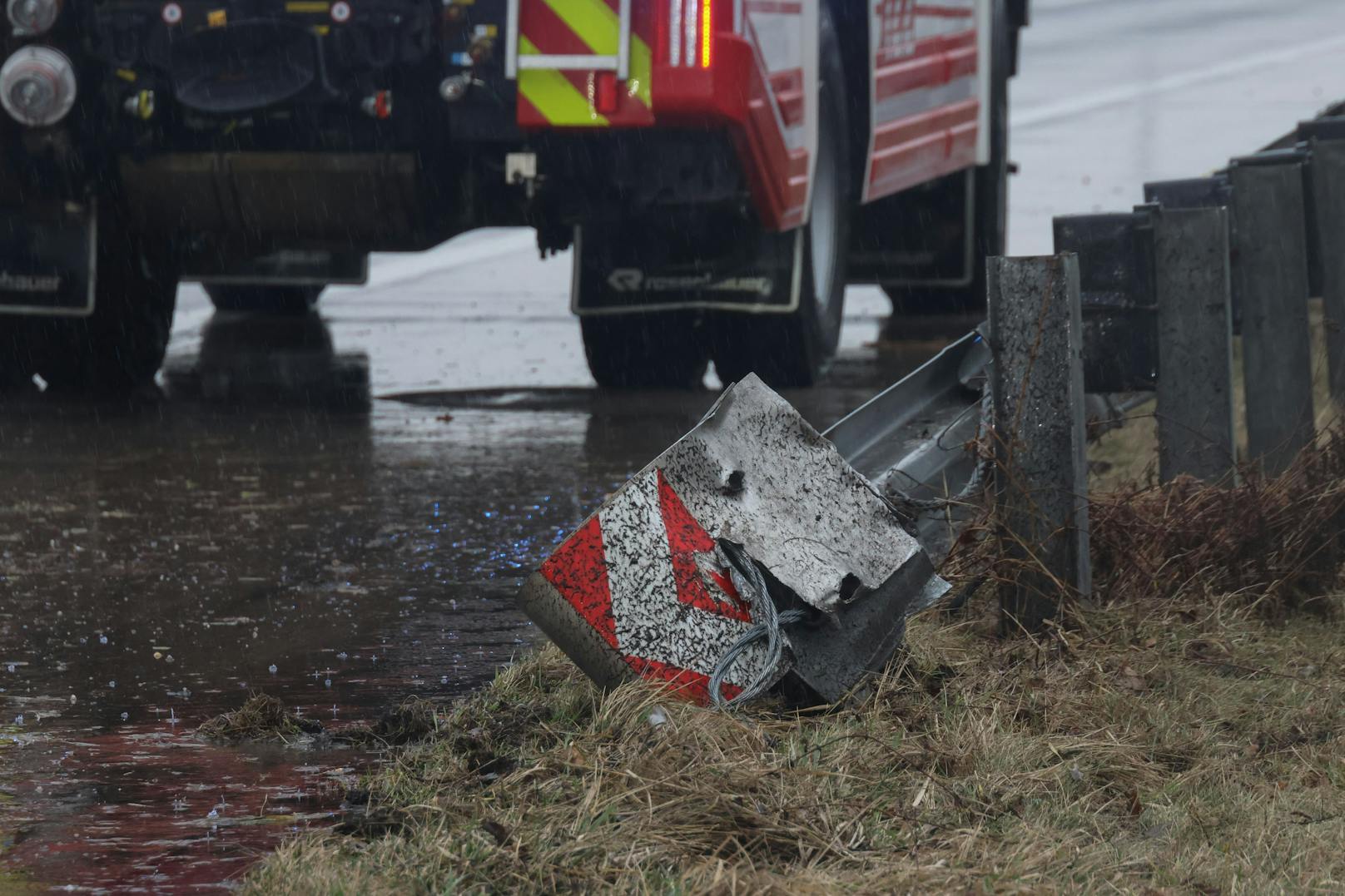 Ein Lenker kam von der Westautobahn ab, der Wagen überschlug sich, landete in einem Gebüsch.