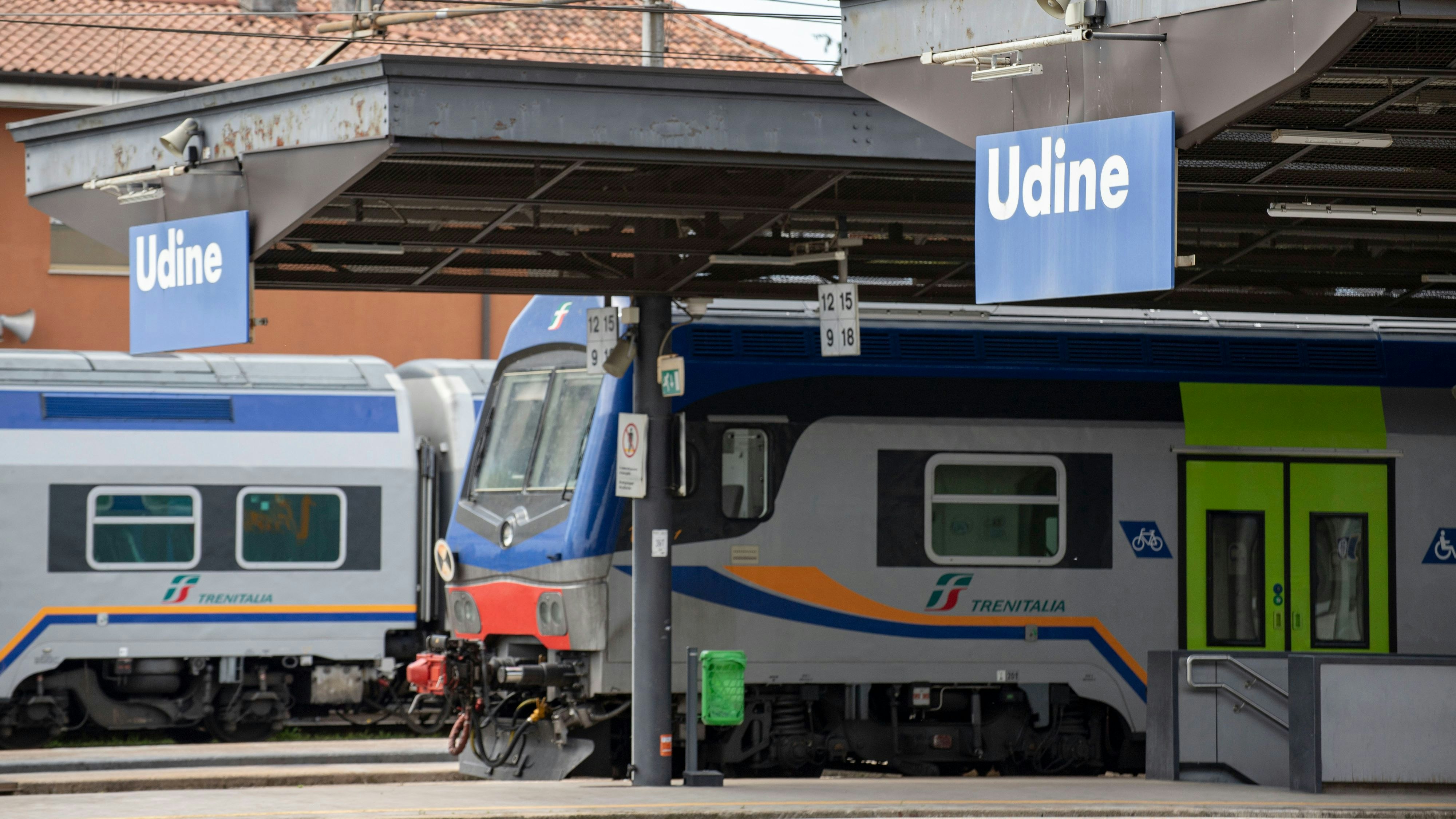 Download von www.picturedesk.com am 11.02.2024 (17:04).  Die ÖBB bietet eine tägliche Zugverbindung von Wien HBF nach Venetien an. Im Bild: Bahnhof Udine am 21.05.2023 in Udine, Friaul, Italien. // The Austrian Railways offers a daily train connection between Vienna Main station to Veneto, Italy. Picture: Trainstation in Udine, Friuli in Italy on May 21st, 2023. - 20220521_PD33966 - Rechteinfo: Rights Managed (RM)
