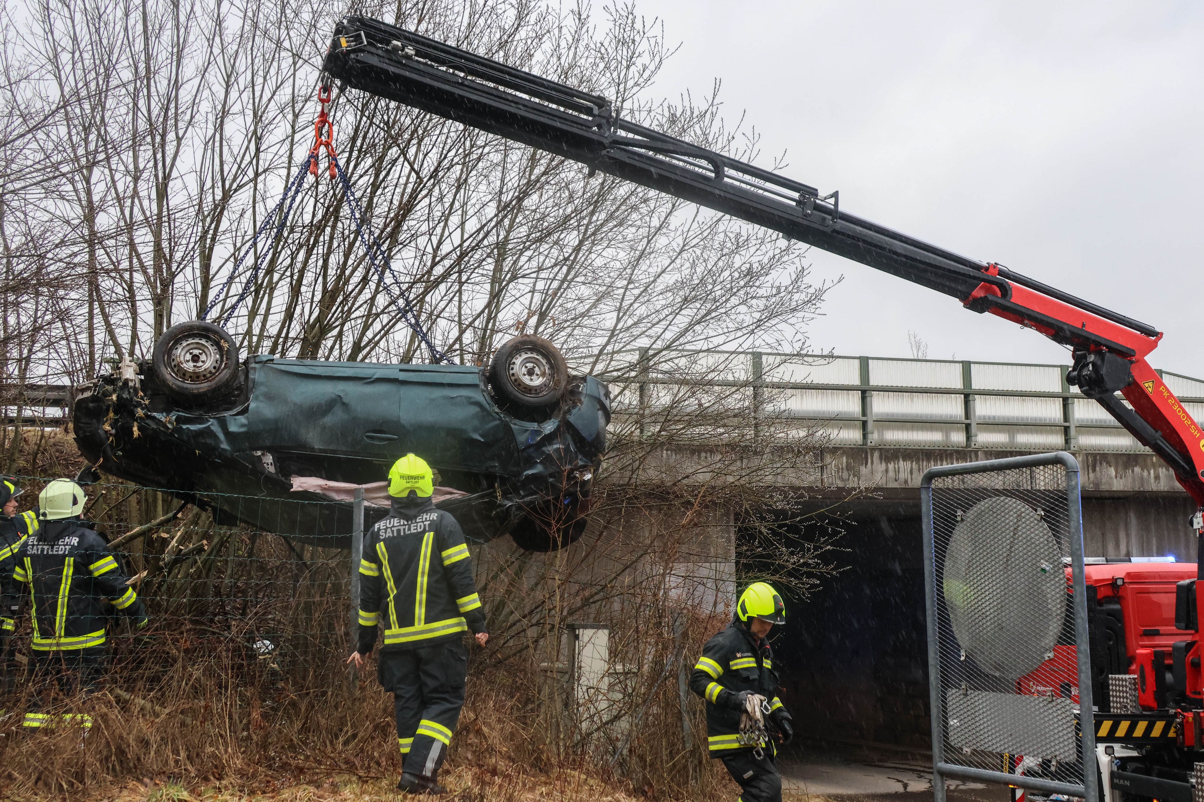 Ein Lenker kam von der Westautobahn ab, der Wagen überschlug sich, landete in einem Gebüsch.