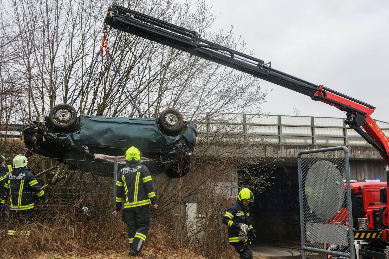 Ein Lenker kam von der Westautobahn ab, der Wagen überschlug sich, landete in einem Gebüsch.