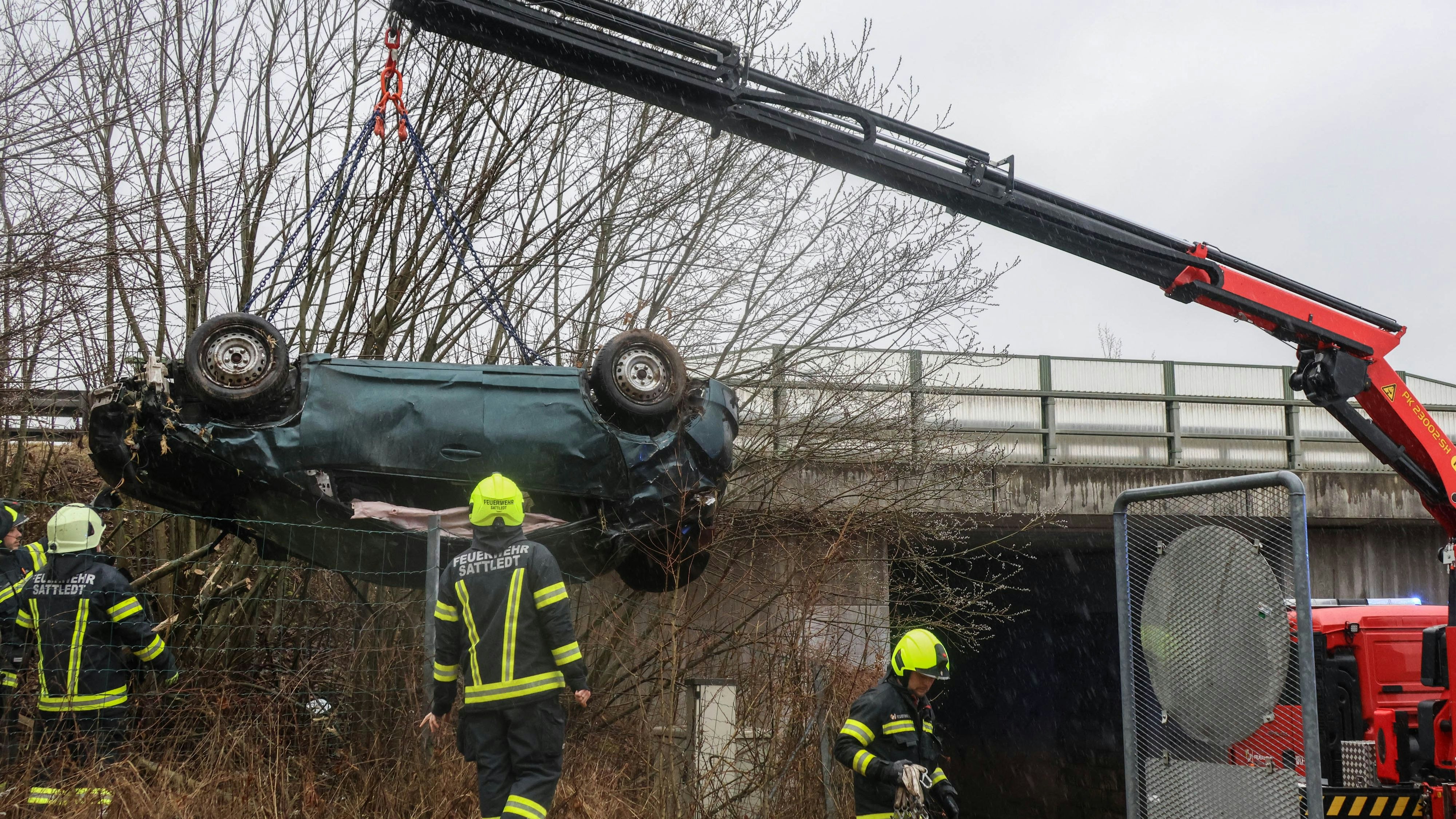 Ein Lenker kam von der Westautobahn ab, der Wagen überschlug sich, landete in einem Gebüsch.