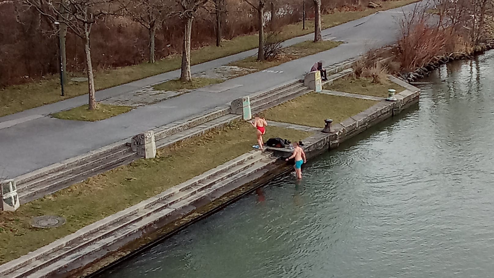 Wiener staunt über schwimmendes Pärchen in der Donau