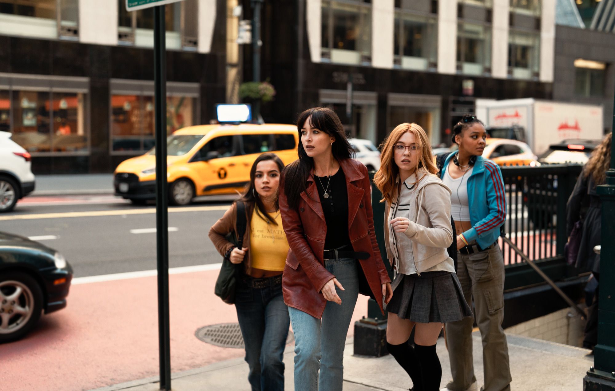 Anya Corazon (Isabela Merced), Cassandra Webb (Dakota Johnson), Julia Cornwall (Sydney Sweeney) und Mattie Franklin (Celeste O’Connor) in 