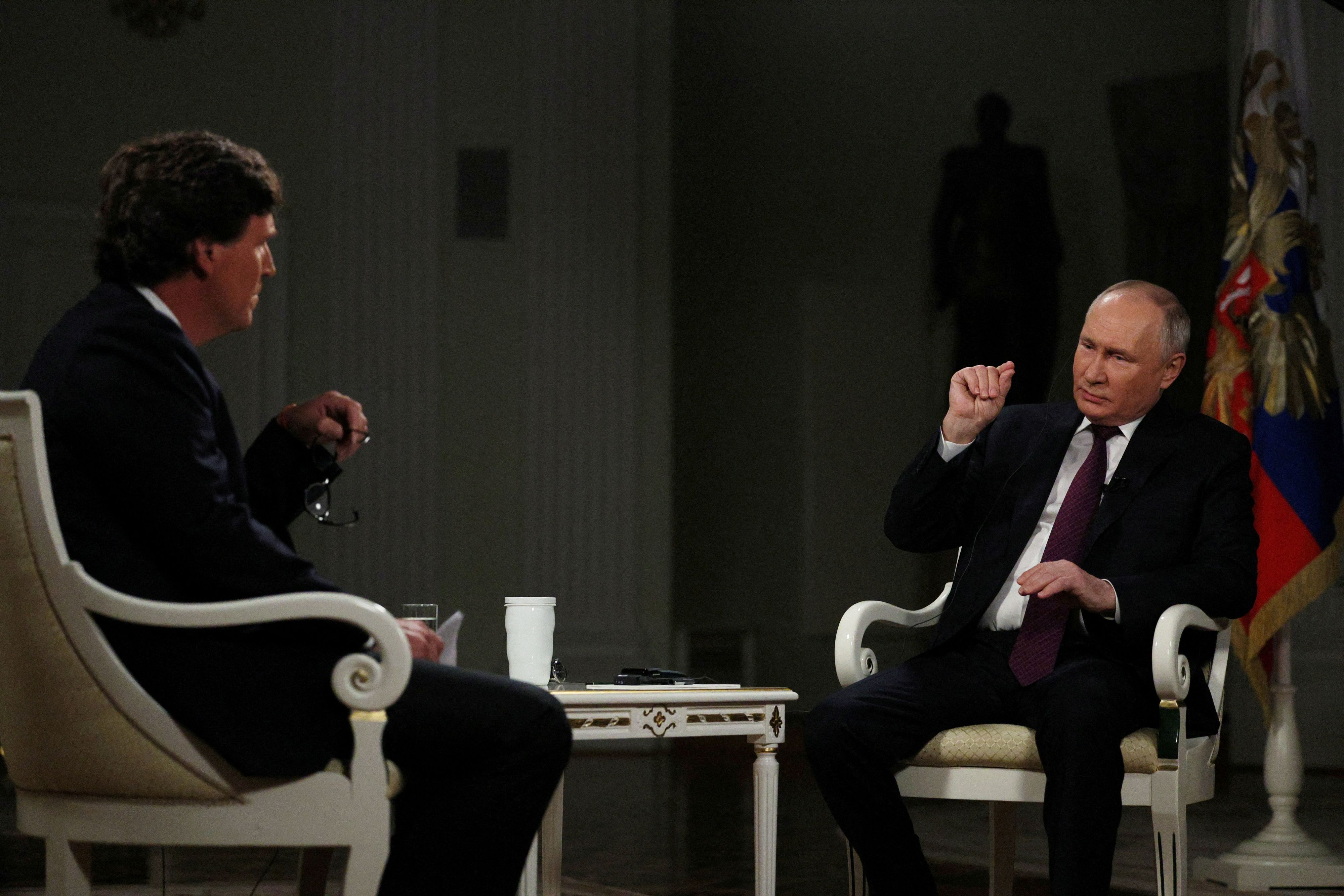 Tucker Carlson (l.) im Interview mit Waldimir Putin (r.)