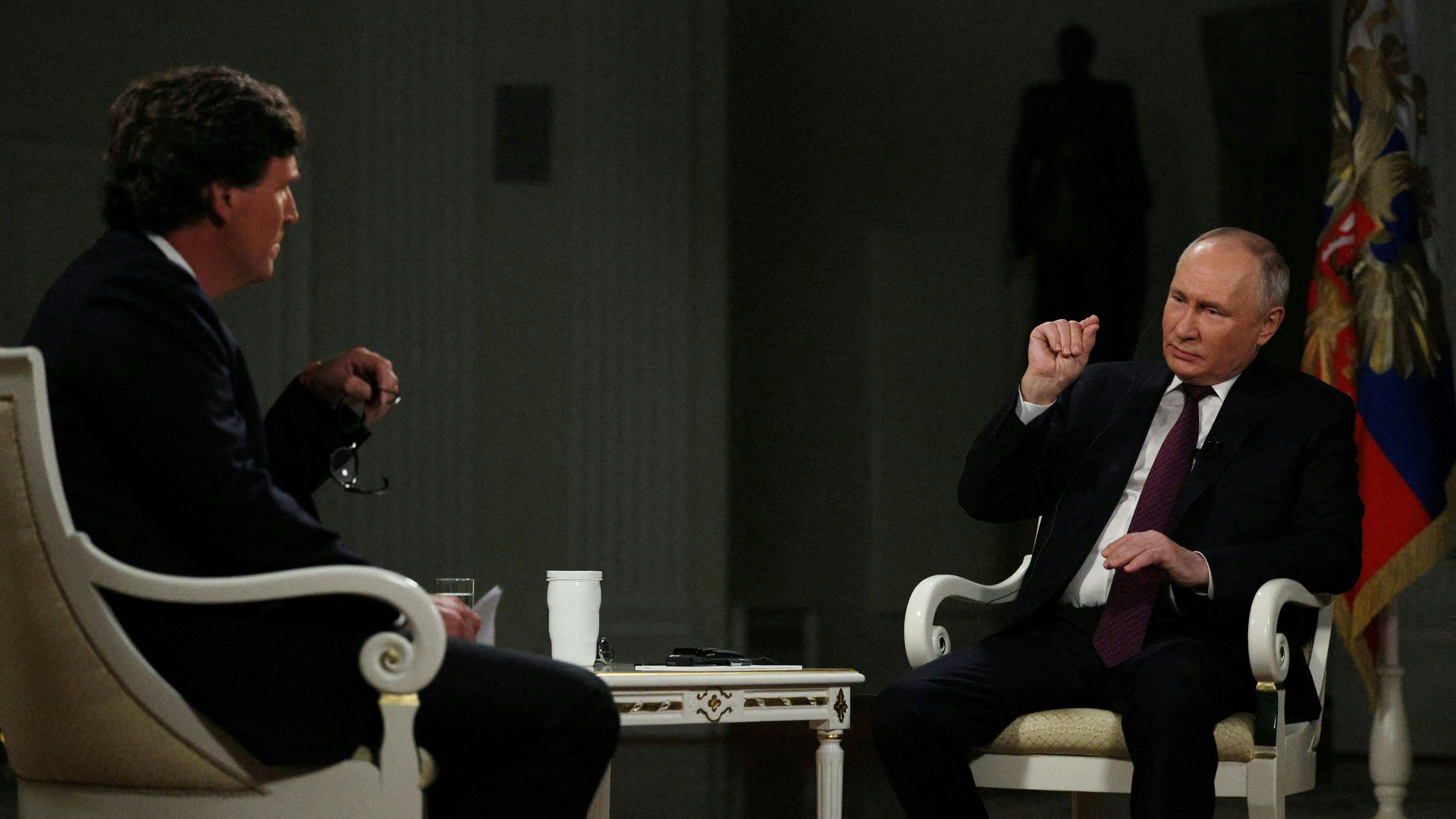 Tucker Carlson (l.) im Interview mit Waldimir Putin (r.)