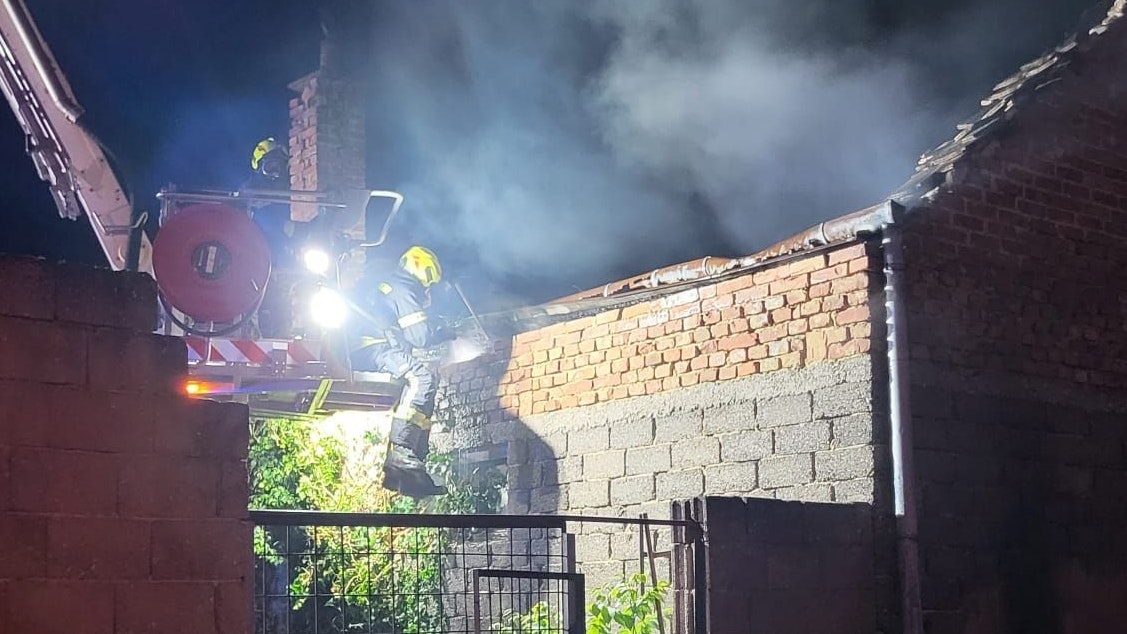 Feuerwehren löschten Brand in Tischlerei von der Drehleiter aus.