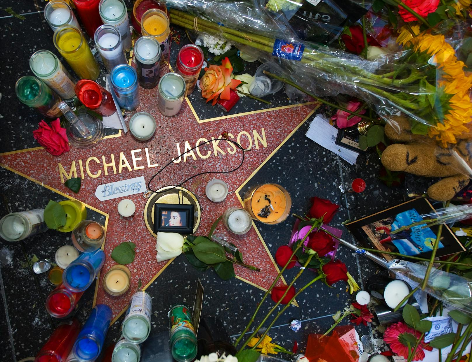 Jacksons plötzlicher Tod löste weltweit Trauerbekundungen aus und führte zu einer intensiven medialen Berichterstattung über sein Leben und Erbe.
