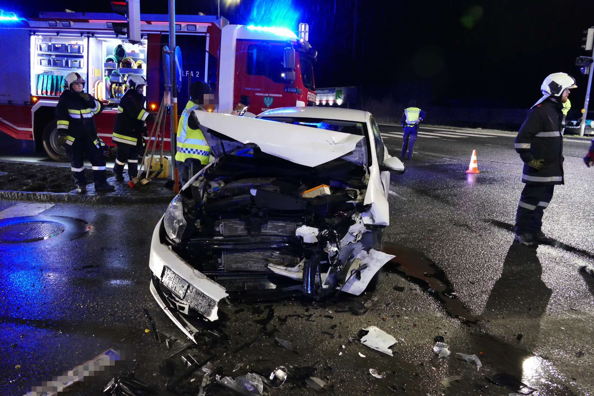 Die Autos wurden bei dem Crash schwer beschädigt, drei Insassen mussten ins Spital gebracht werden.