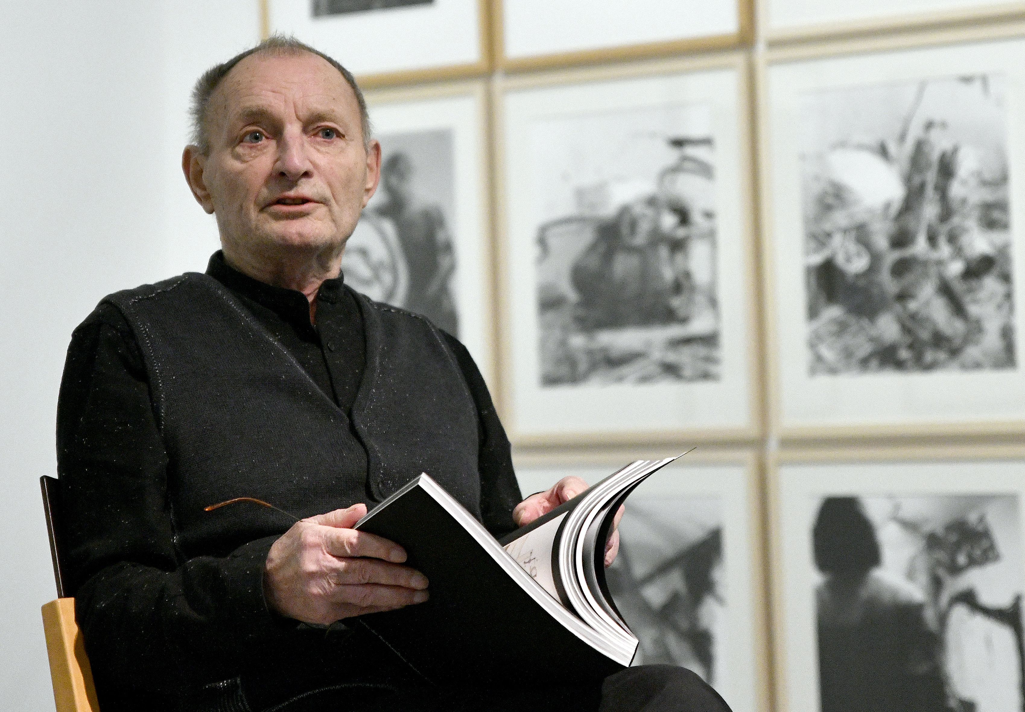 Aktionist Günter Brus gestorben. Hier sieht man bei seiner Ausstellungseröffnung im Belvedere 21, aufgenommen am 01. Februar 2018 in Wien.