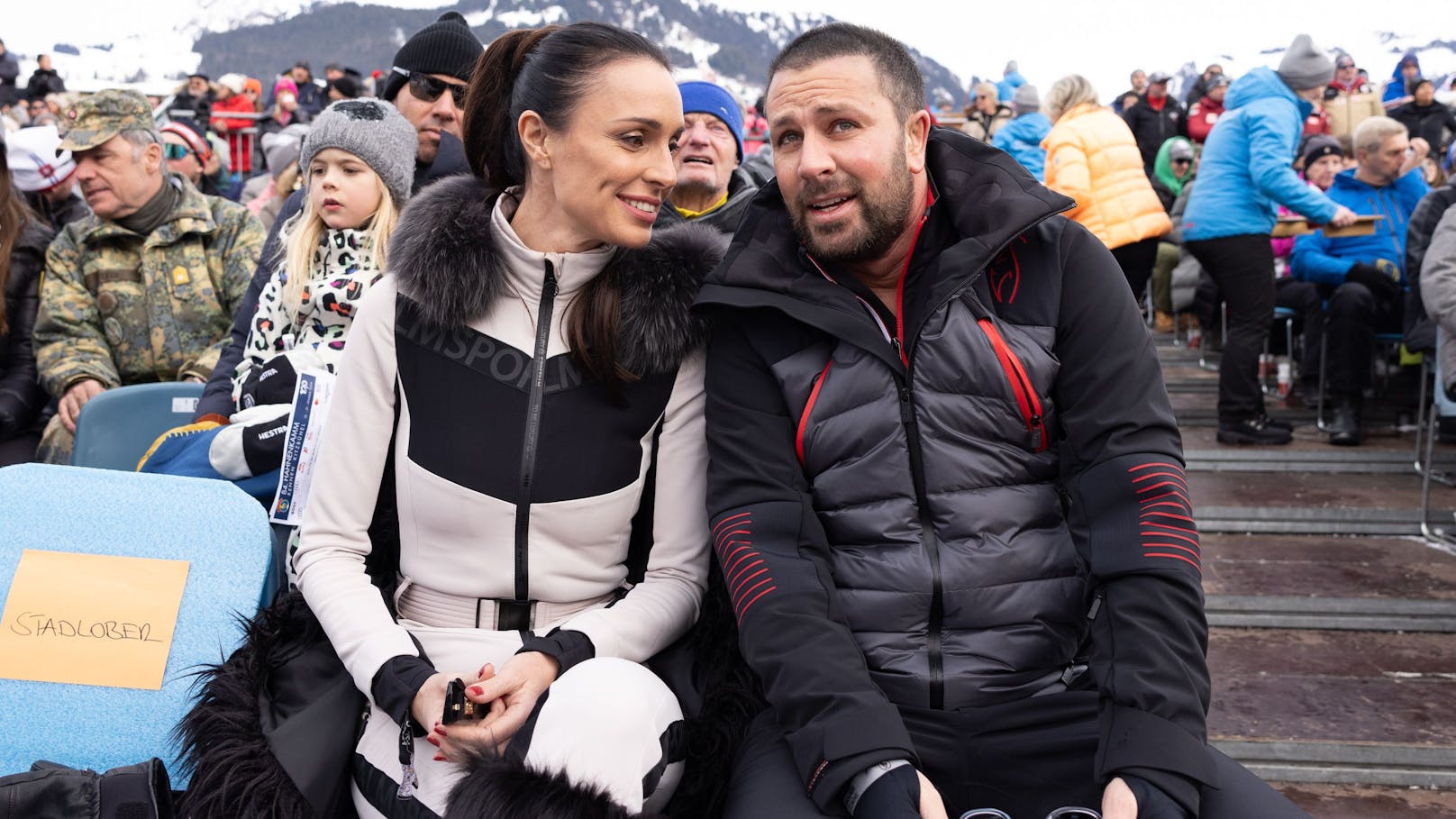 Hier war noch alles in Ordnung: Alessia Ambrosi und Georg Dornauer beim Weltcup-Slalom der Männer 2024&nbsp; in Kitzbühel.