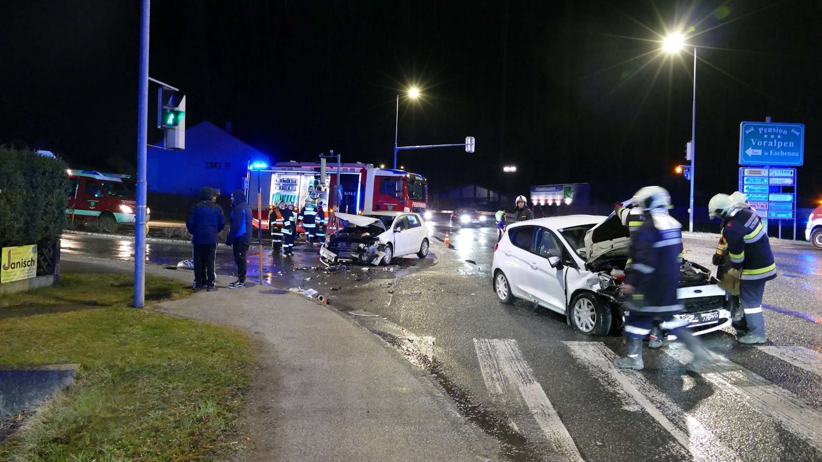 Drei Personen wurden verletzt.