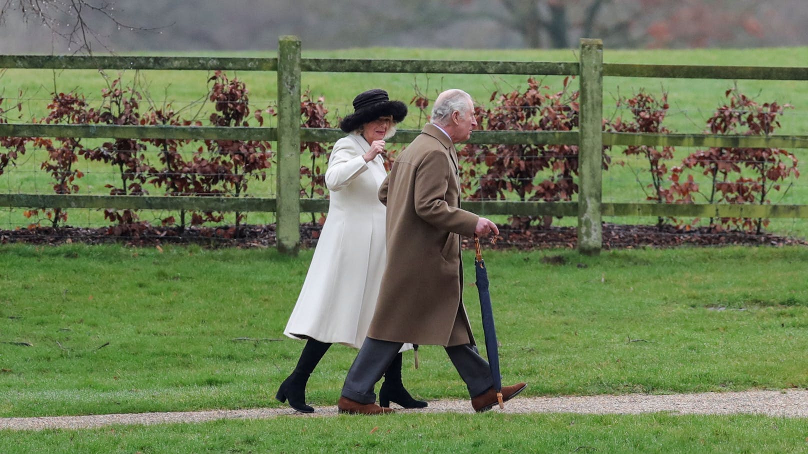 Bei seinem Spaziergang war auch Camilla an seiner Seite.
