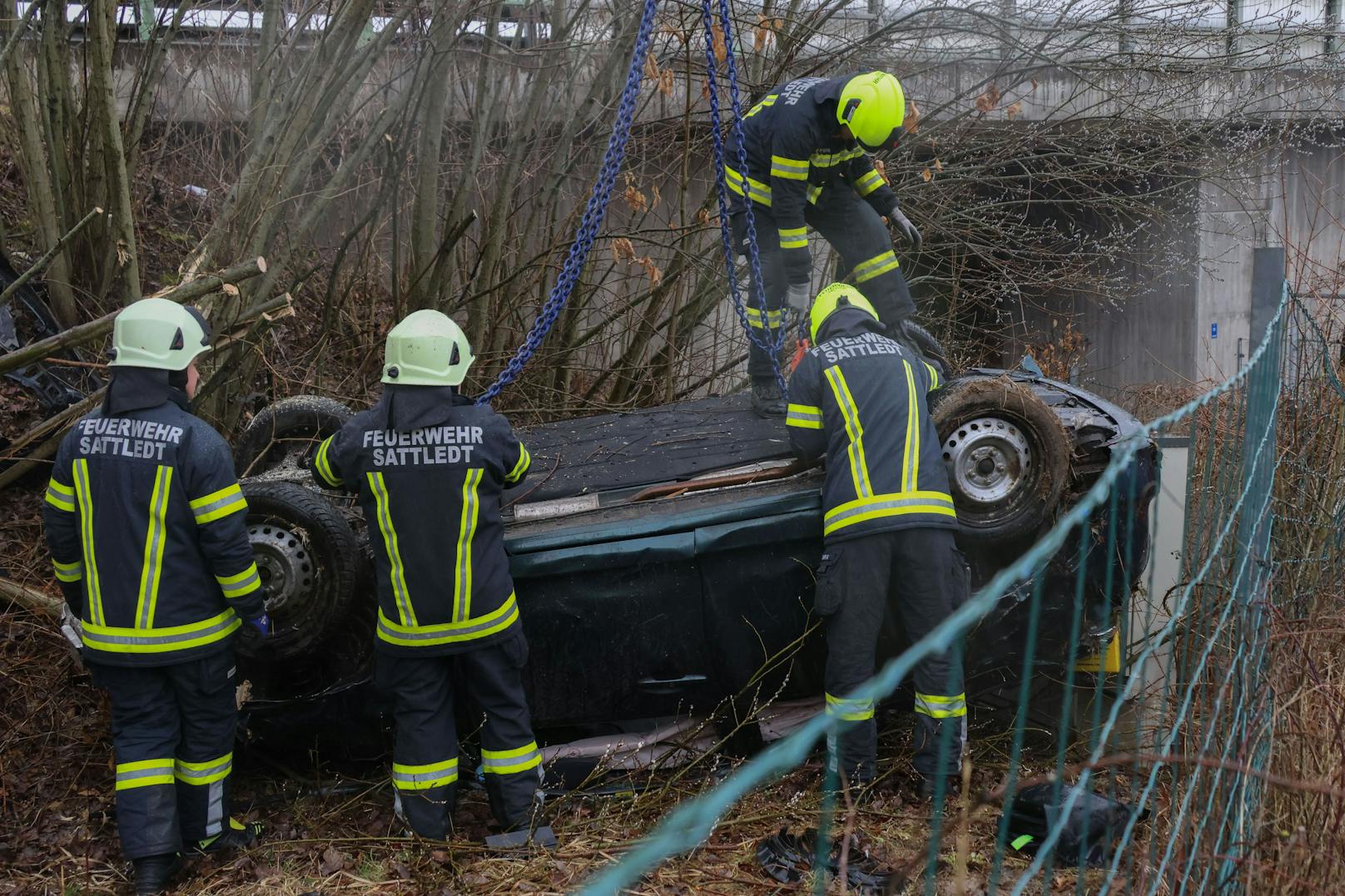 Ein Lenker kam von der Westautobahn ab, der Wagen überschlug sich, landete in einem Gebüsch.