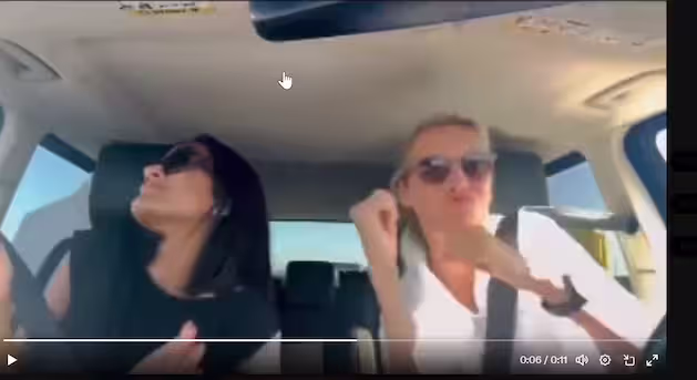 Alice Weidel tanzt mit ihrer Frau im Auto.