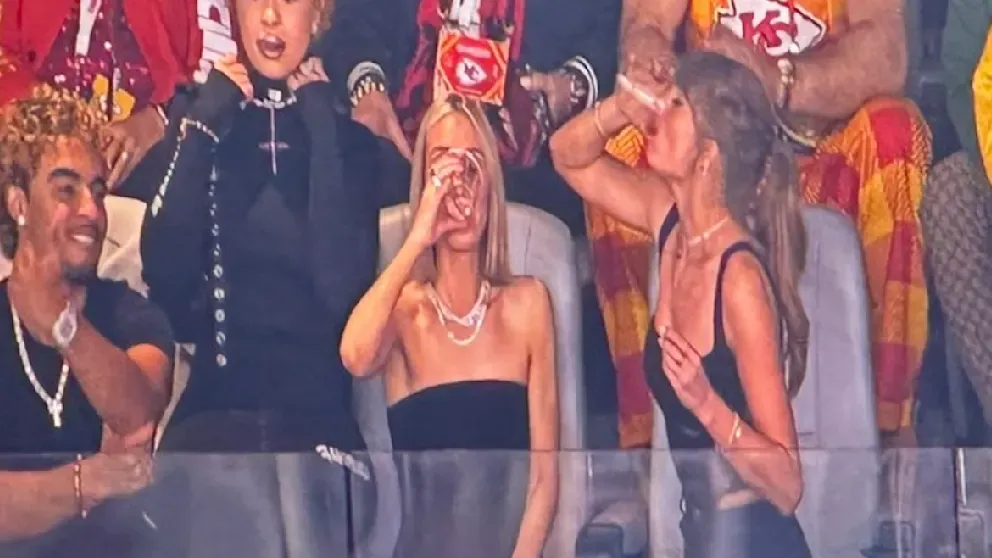 Pop-Star Taylor Swift ext auf der Tribüne in Las Vegas ein Bier.&nbsp;