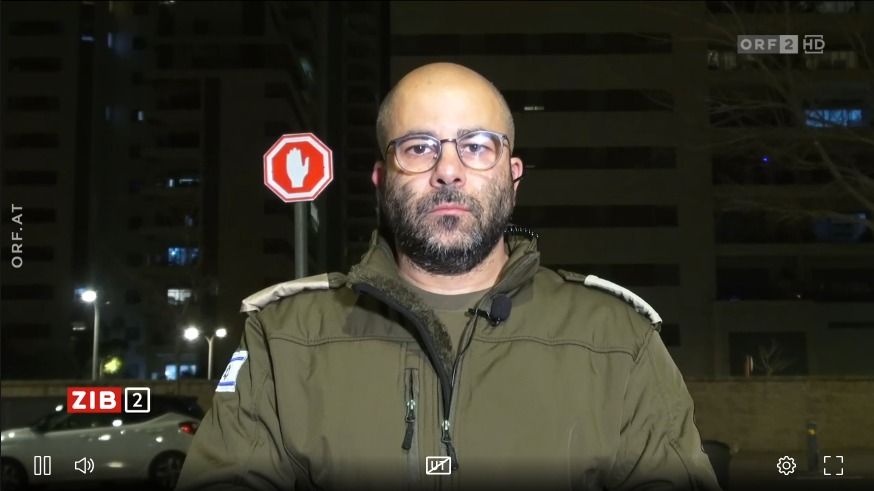 Der israelische Armeesprecher Arye Shalicar﻿ am späten Montagabend in der ORF-