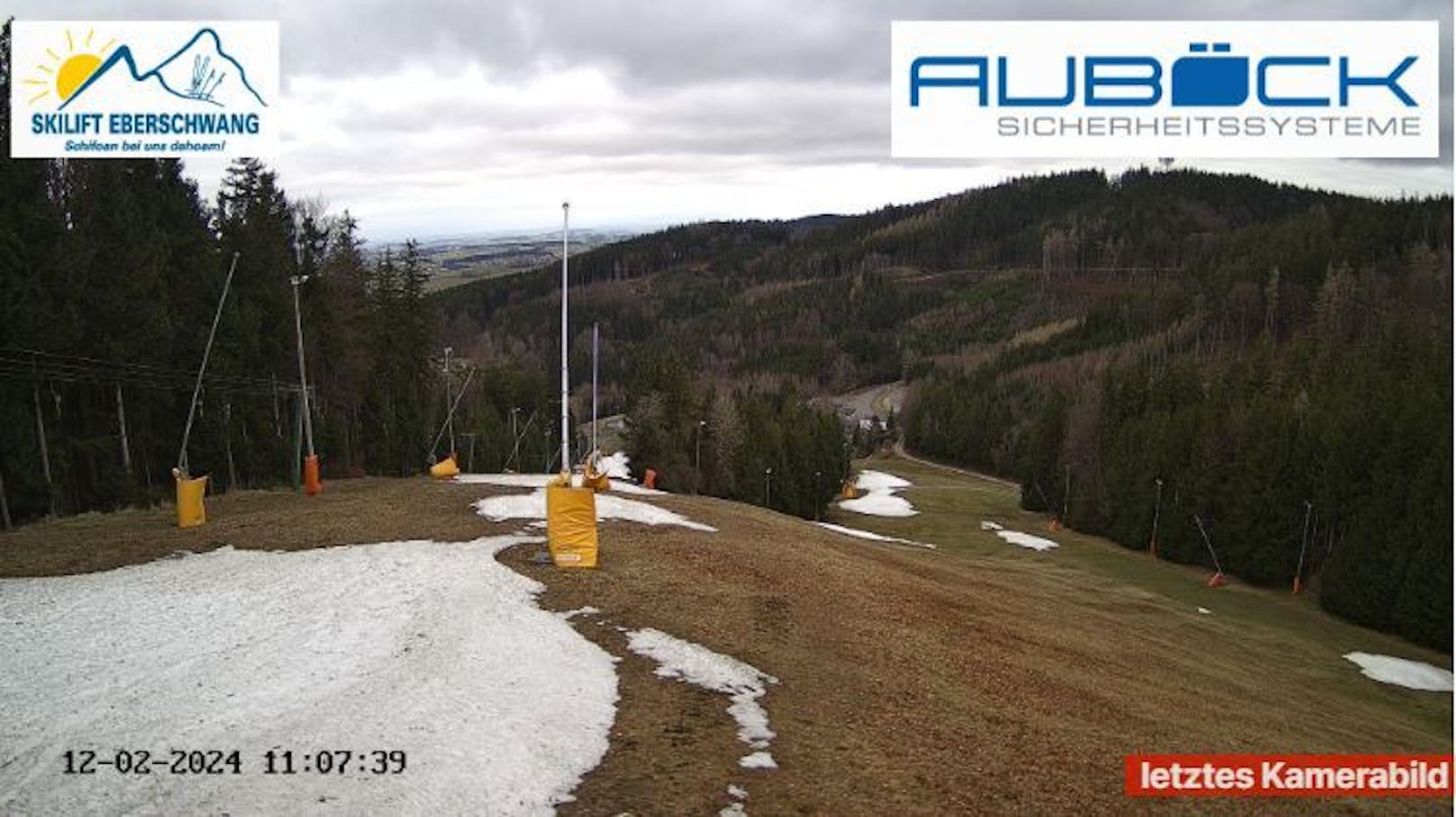 In vielen niedrigeren Skigebieten ist von "Winterwonderland" keine Spur. Im Gegenteil: Grüne Pisten prägen das Bild. 
