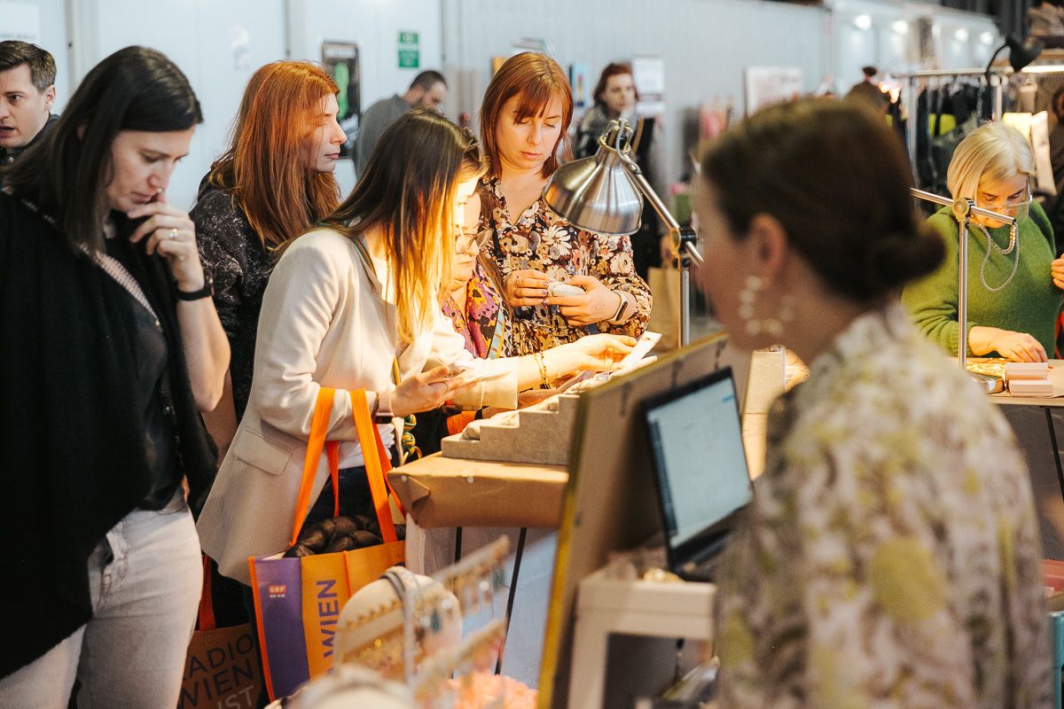 Mode ohne Schadstoffe und Schmuck mit Individualitätsgarantie gibt es beim Edelstoff