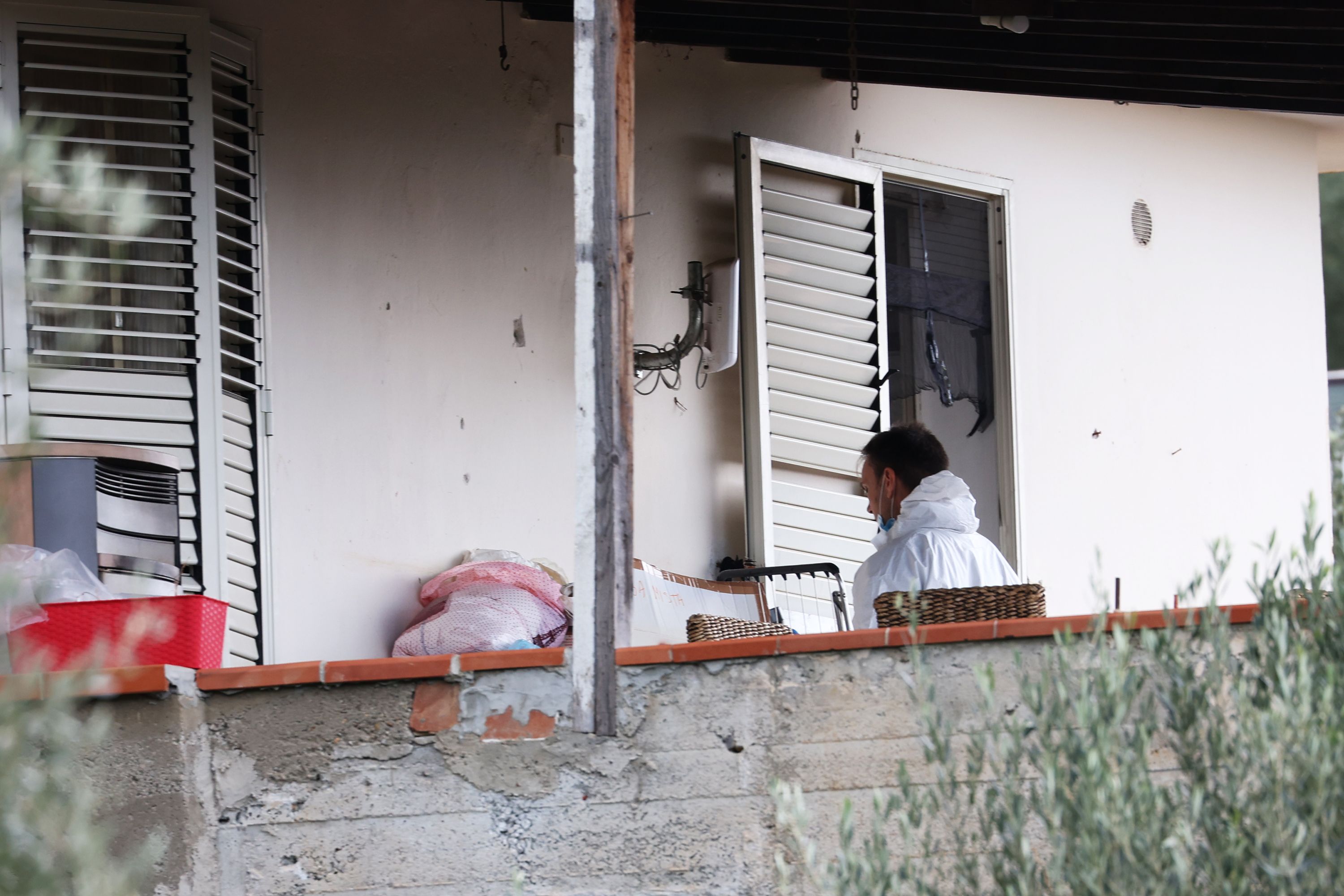 Die Ermittler der Carabinieri fanden im Haus die Leichen der zwei Söhne vor. Die Leiche von B.s Frau wurde von ihm nicht unweit des Hauses verbrannt.