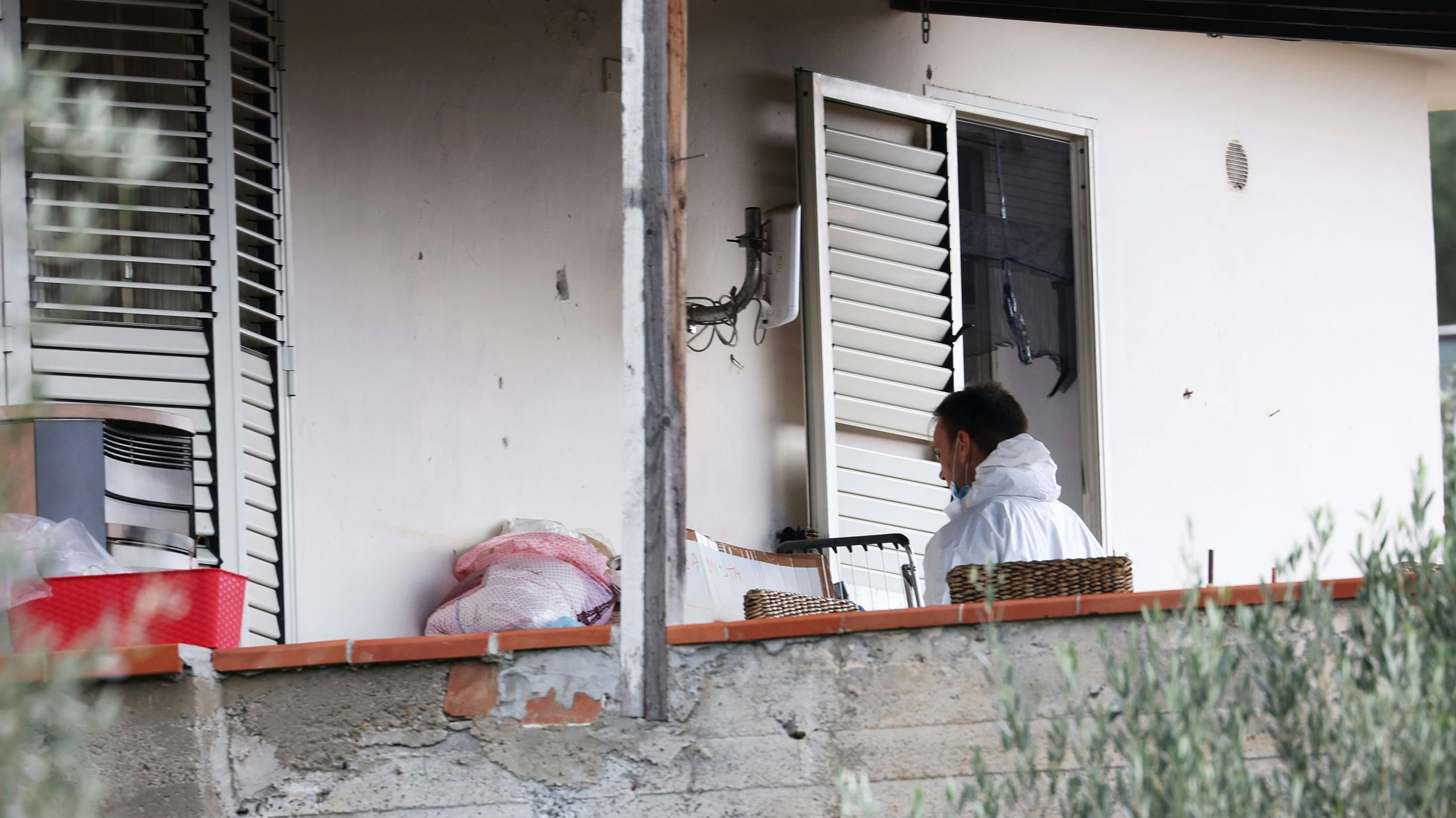 Die Ermittler der Carabinieri fanden im Haus die Leichen der zwei Söhne vor. Die Leiche von B.s Frau wurde von ihm nicht unweit des Hauses verbrannt.