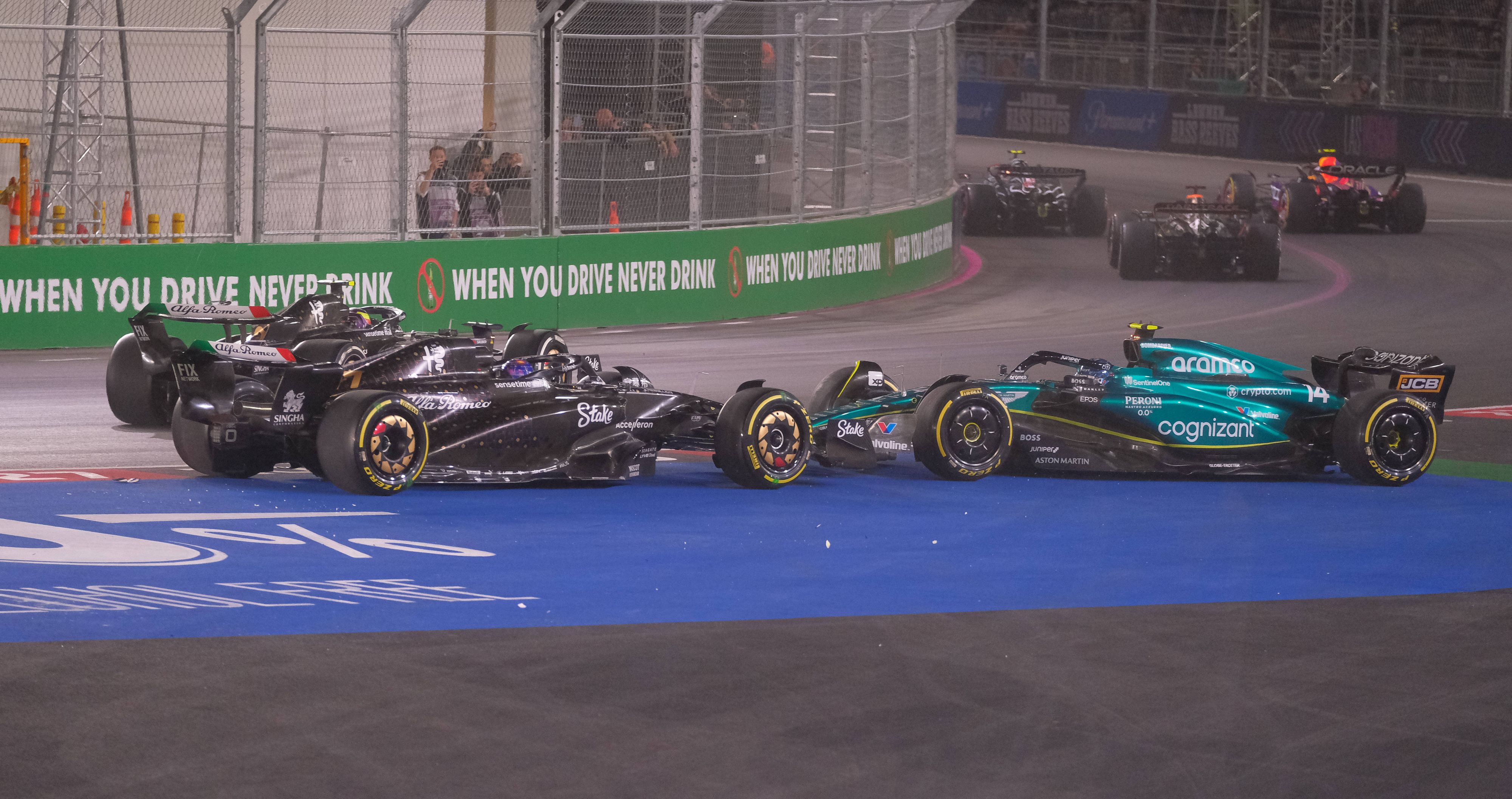 Hamilton und Alonso kommen einander auf und abseits der Strecke in die Quere.