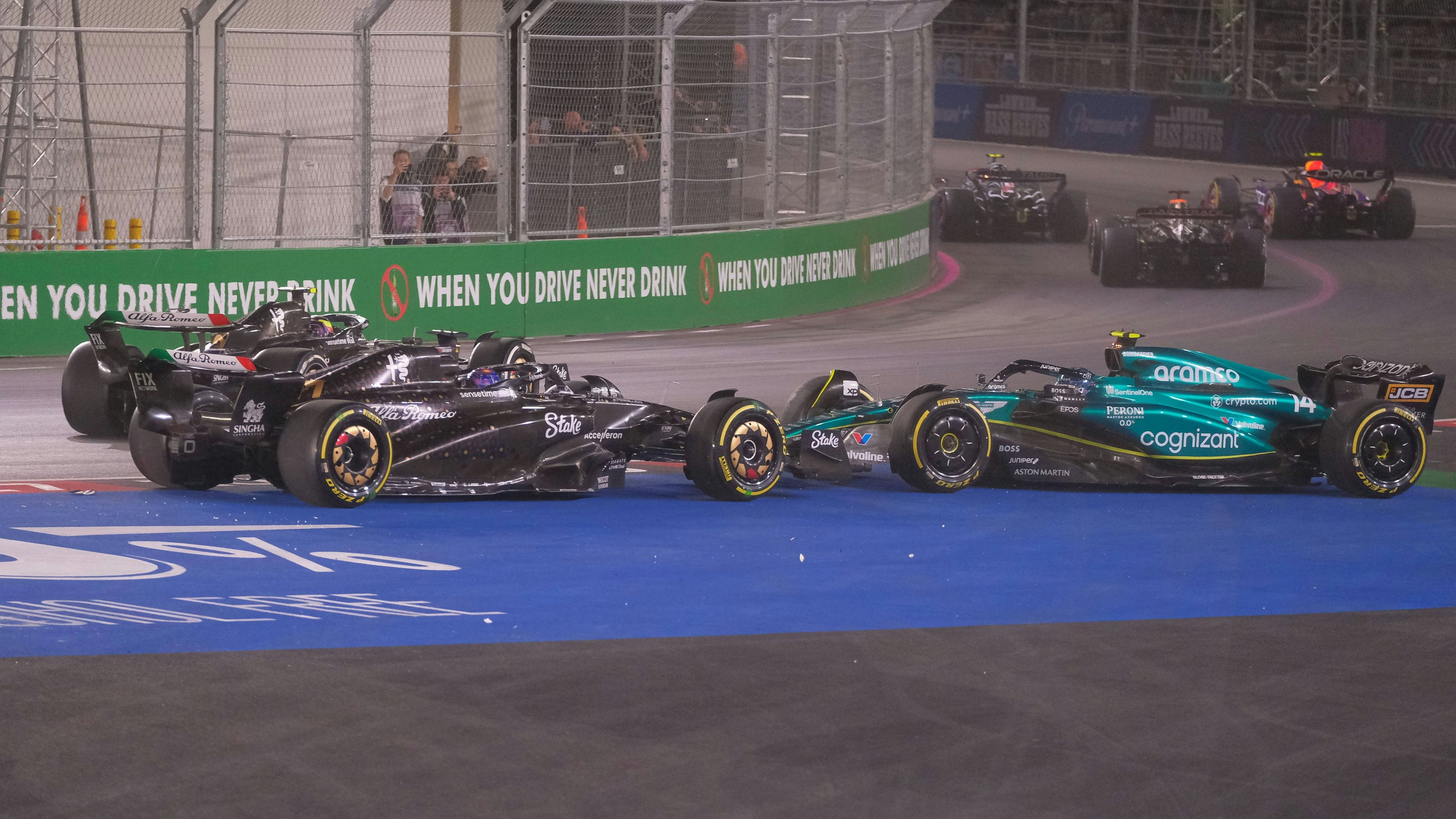 Hamilton und Alonso kommen einander auf und abseits der Strecke in die Quere.