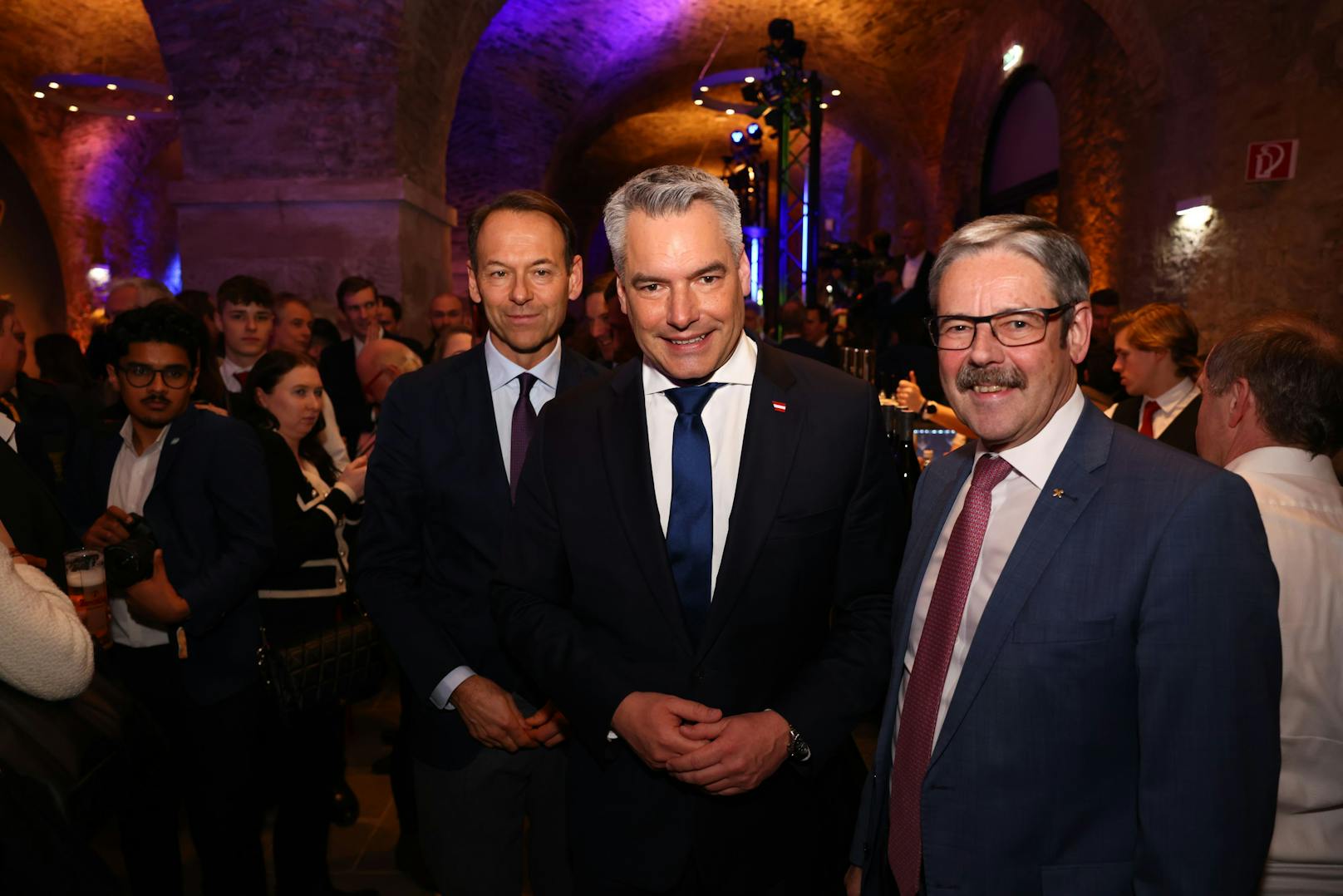 Kanzler Nehammer mit Raiffeisen Generalanwalt Erwin Hameseder (r.) und Uniqa-Boss Andreas Brandstetter.