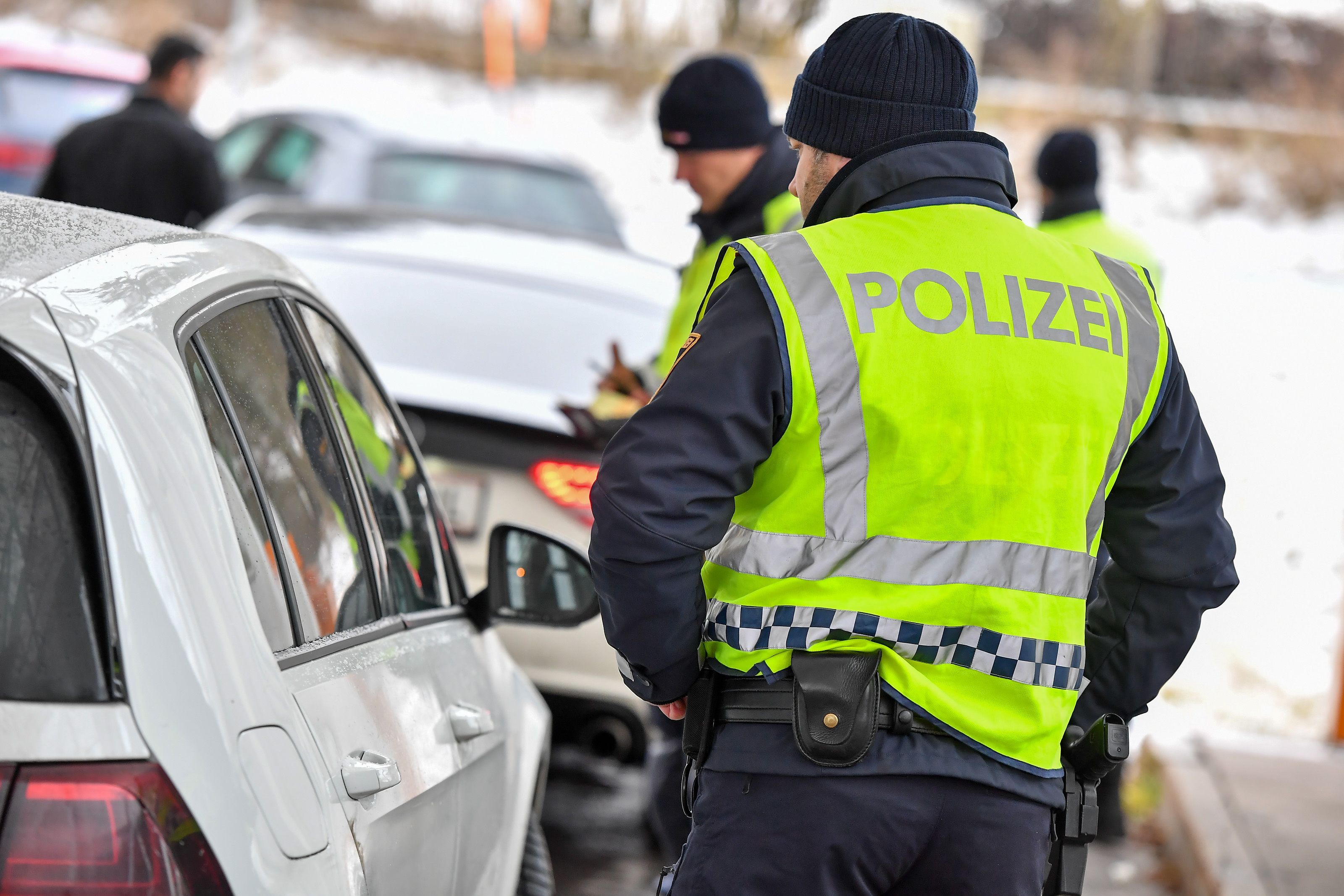 Immer wieder stellt die Polizei illegale Böller sicher - wie hier bei einer Kontrolle (Archivfoto) In OÖ wurde ein 16-Jähriger durch einen geworfenen Kracher verletzt.