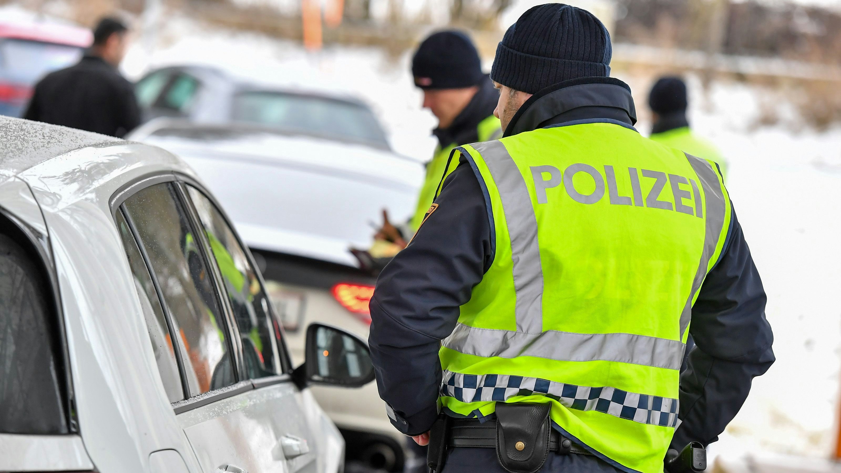 Immer wieder stellt die Polizei illegale Böller sicher - wie hier bei einer Kontrolle (Archivfoto) In OÖ wurde ein 16-Jähriger durch einen geworfenen Kracher verletzt.
